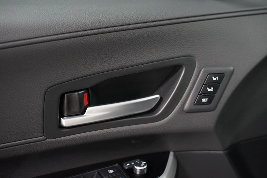 Certified 2025 Toyota Sienna Platinum FWD image 36
