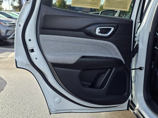 Used 2024 Jeep Compass Latitude image 19