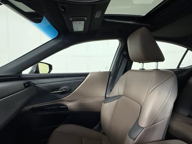 Used 2025 Lexus ES 300h w/ Premium Package FWD image 19