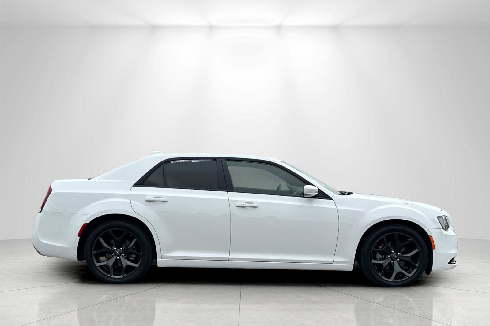 Used 2023 Chrysler 300 S w/ Comfort Group RWD image 2