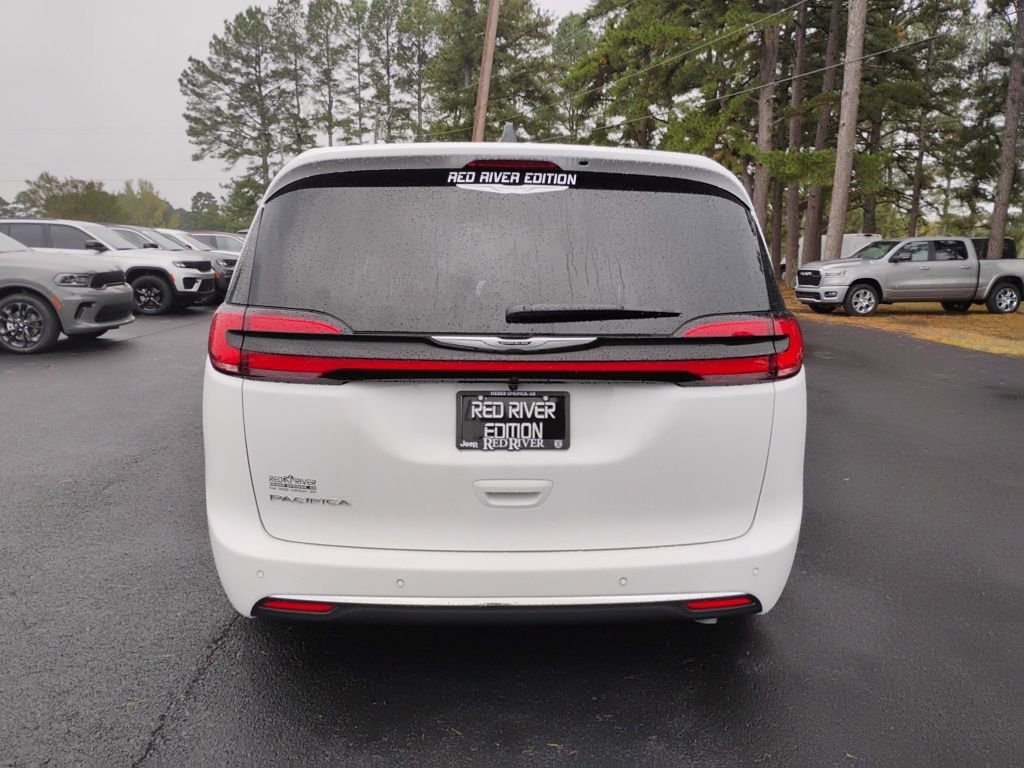 New 2026 Chrysler Pacifica Select image 6