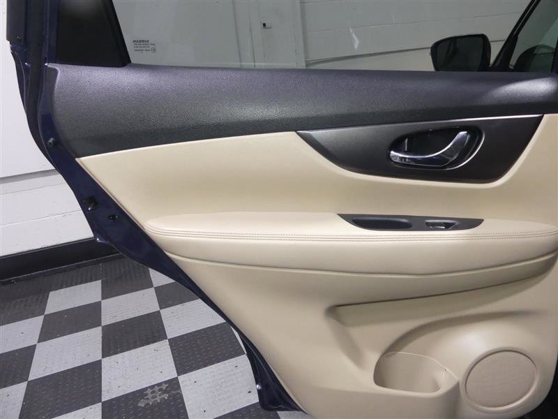 Used 2016 Nissan Rogue SV w/ SV Premium Package image 24