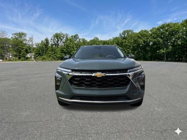 Used 2025 Chevrolet Trax LT FWD image 3