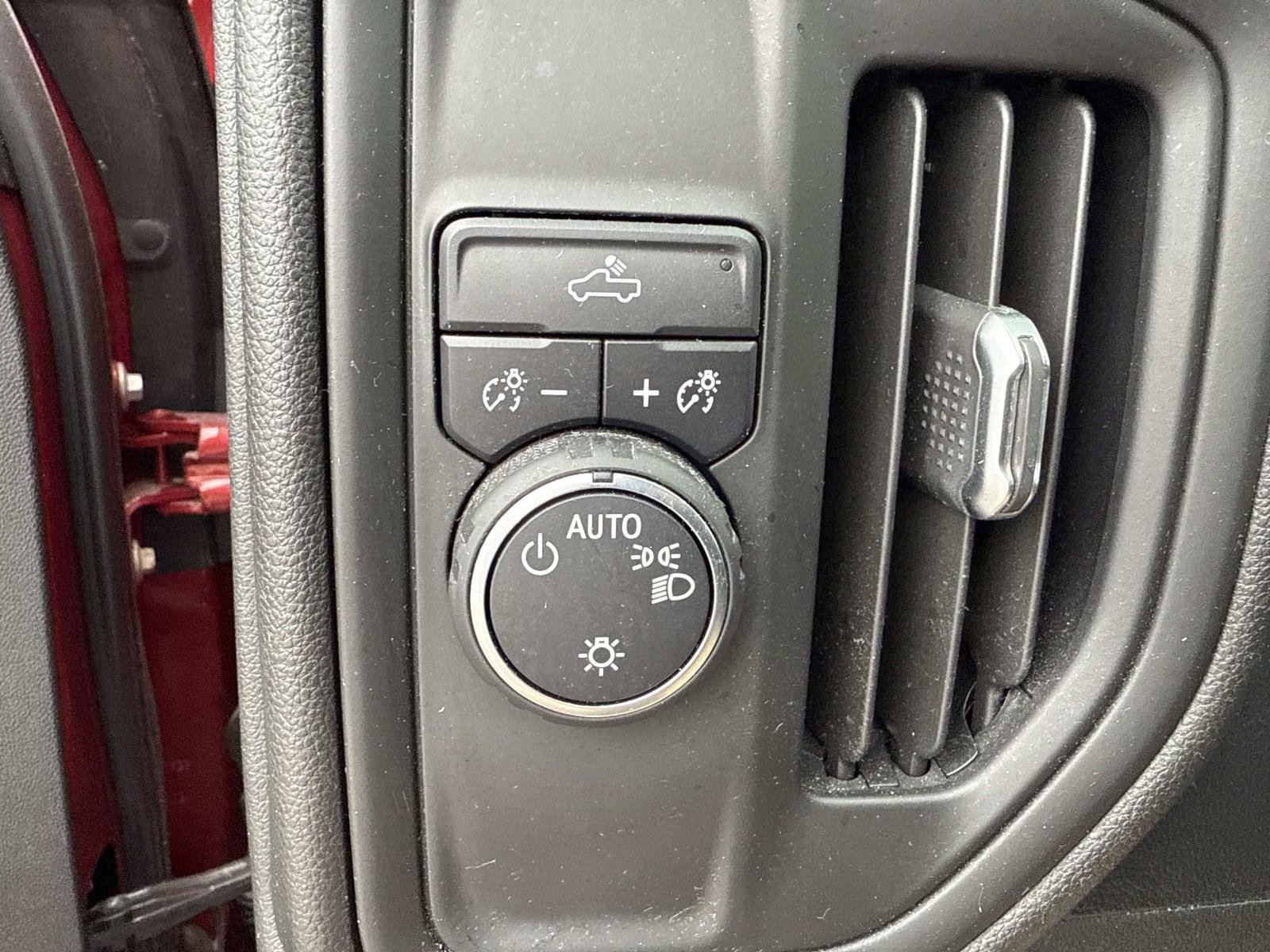 Used 2020 Chevrolet Silverado 1500 Custom w/ Custom Value Package image 26