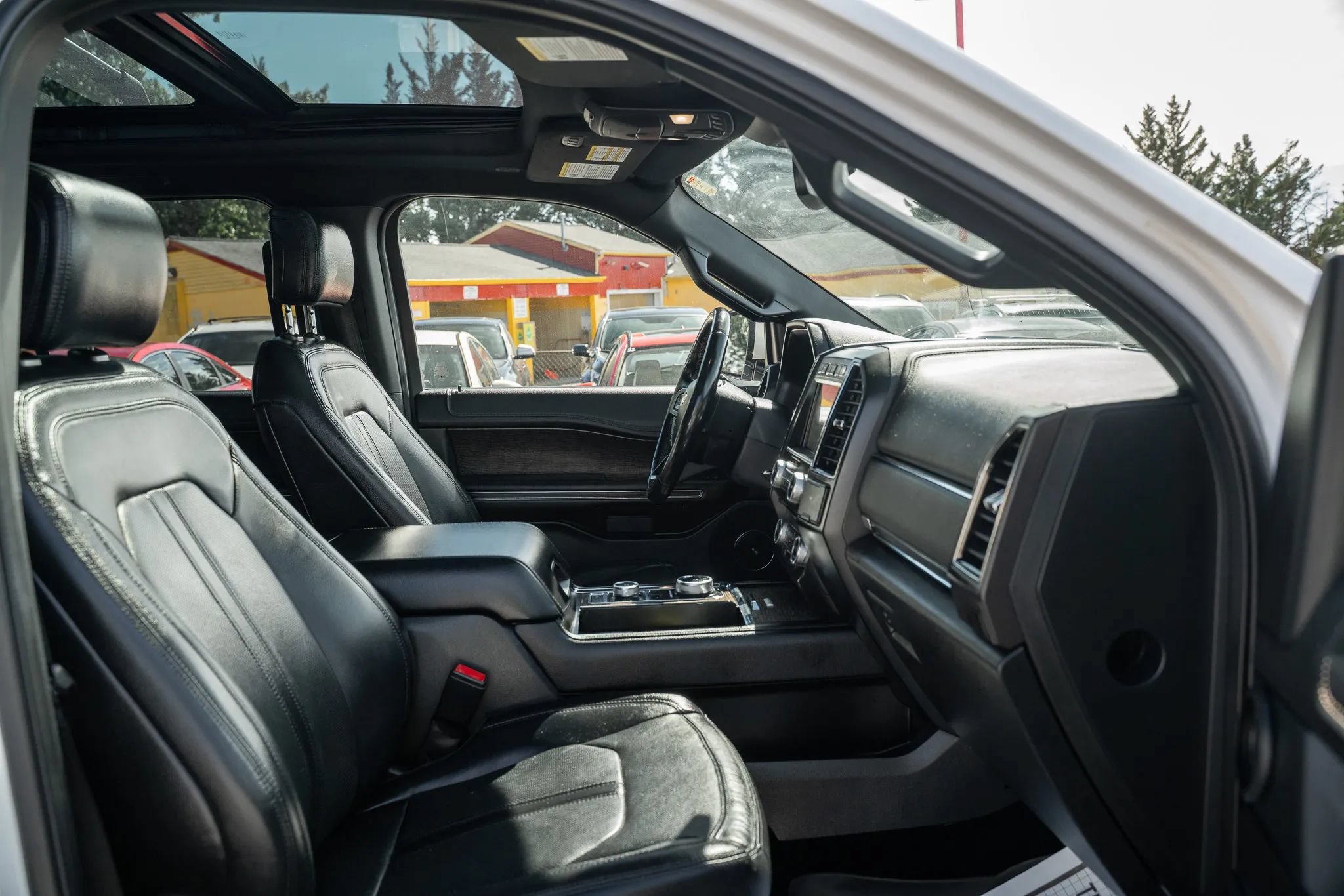 Used 2018 Ford Expedition Limited w/ Equipment Group 302A AWD/4WD image 17