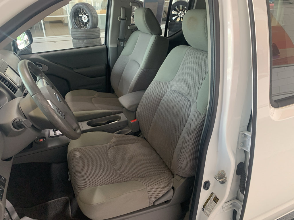 Used 2020 Nissan Frontier SV w/ Midnight Edition Floor Mats RWD image 11