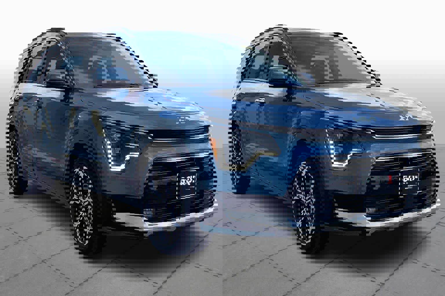 Used 2023 Kia Niro SX Touring image 3