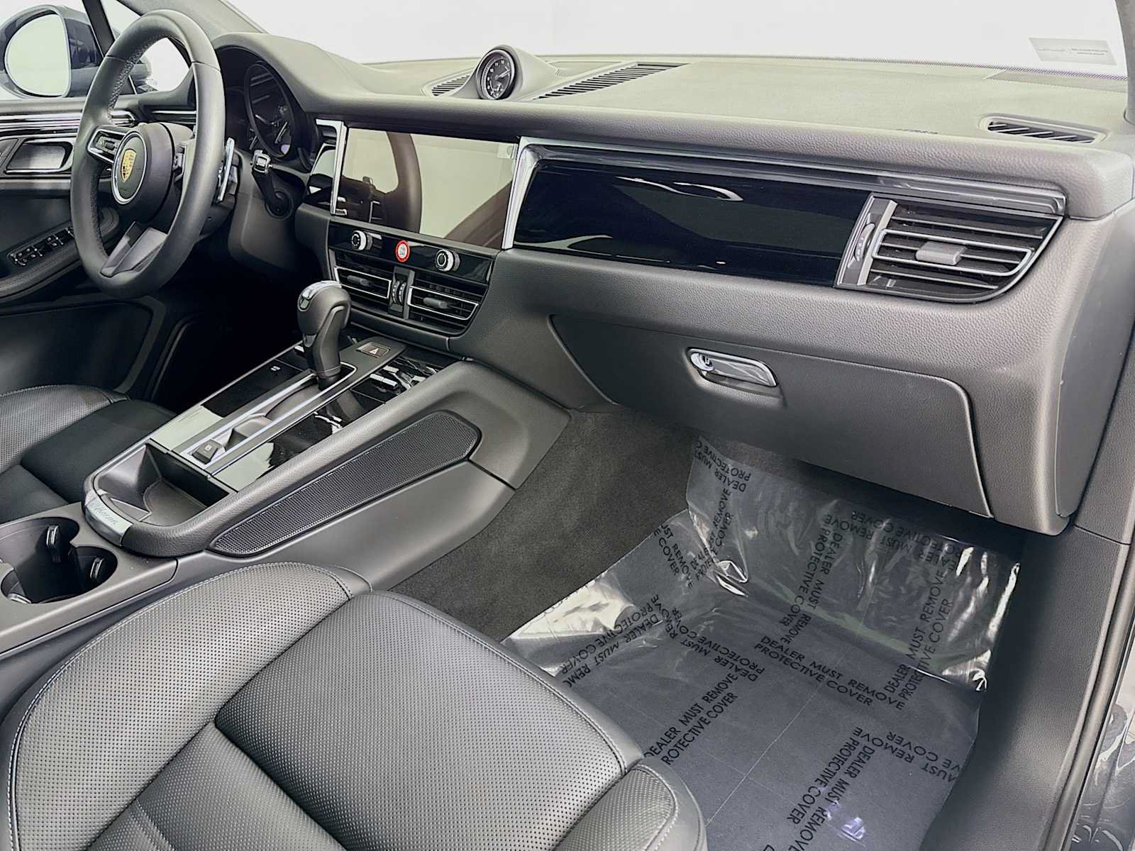 Certified 2025 Porsche Macan AWD/4WD image 29