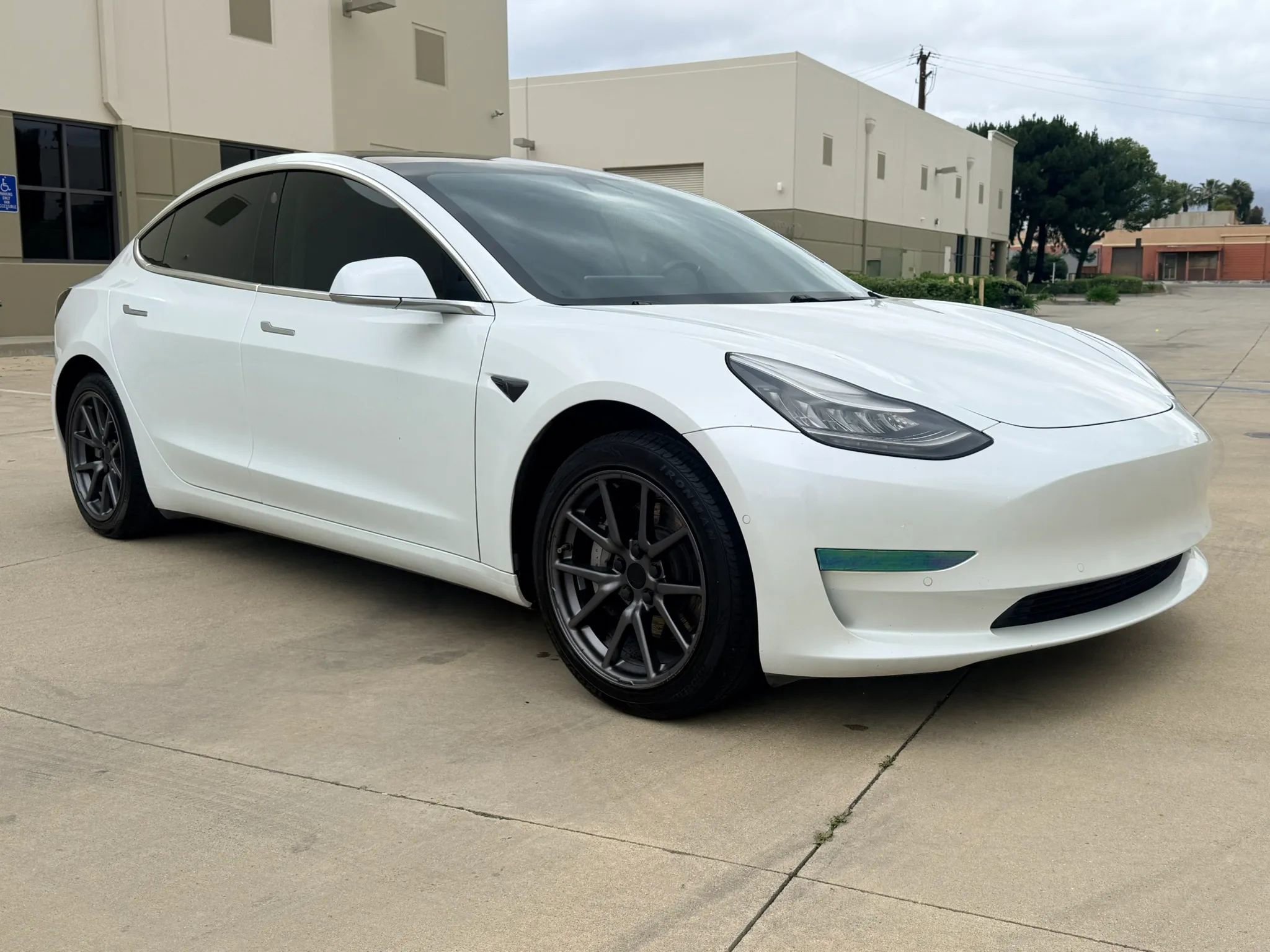 Used 2020 Tesla Model 3 Standard Range RWD image 3