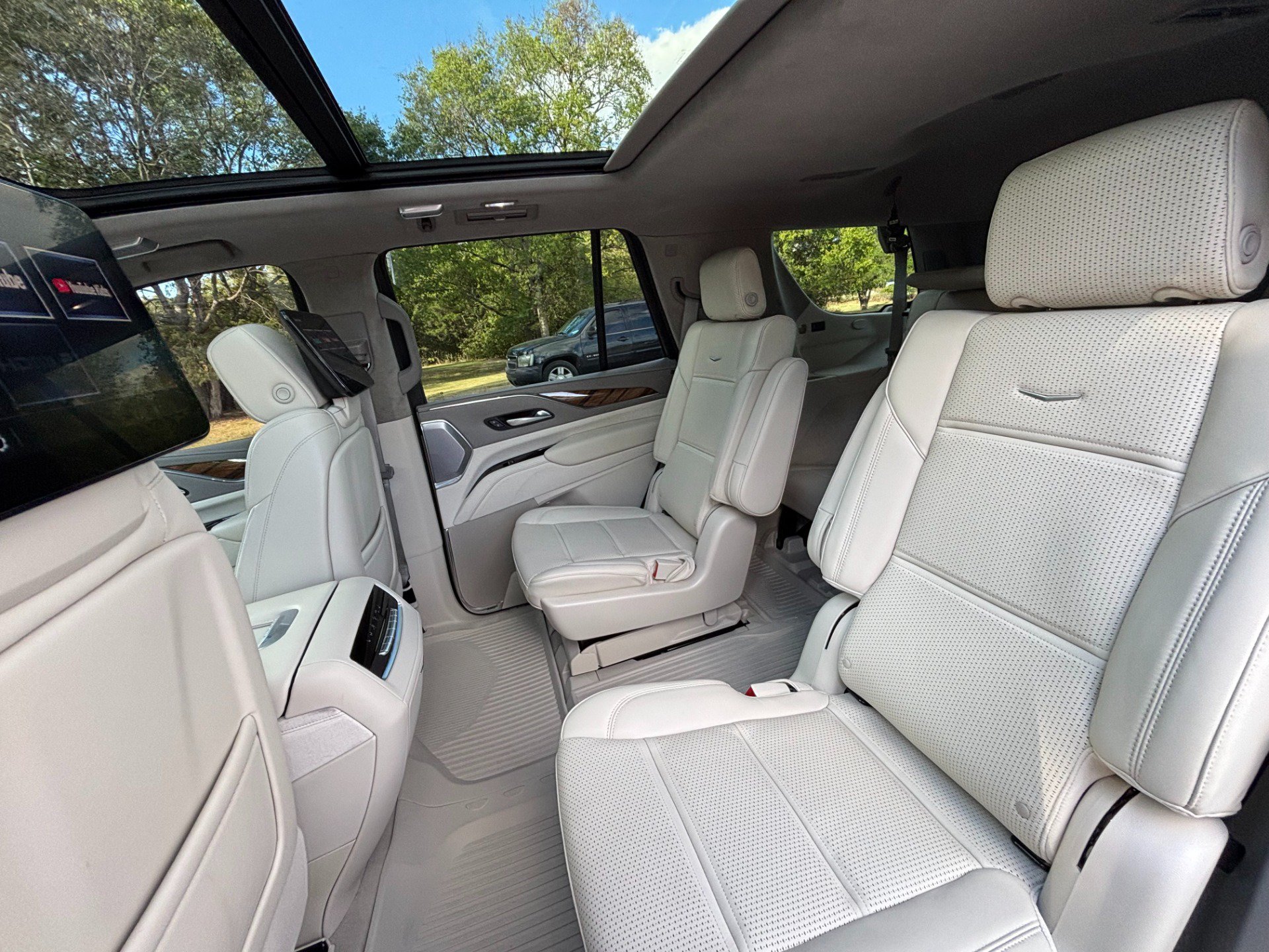 Used 2024 Cadillac Escalade Premium Luxury Platinum w/ LPO, Floor Liner Package AWD/4WD image 19