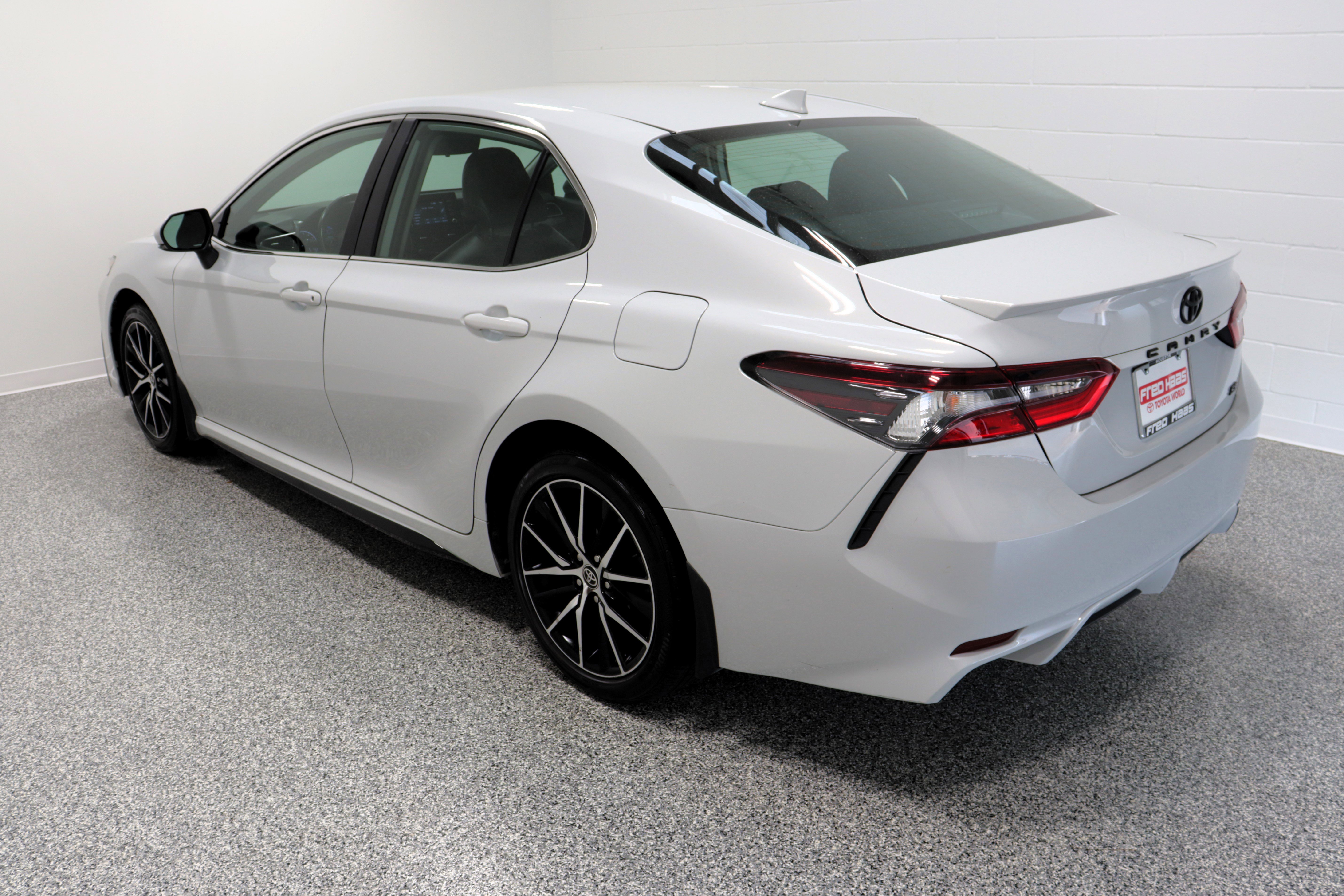 Used 2023 Toyota Camry SE image 9