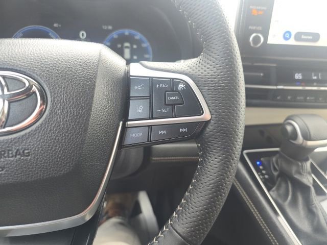 Used 2025 Toyota Sienna Platinum image 14