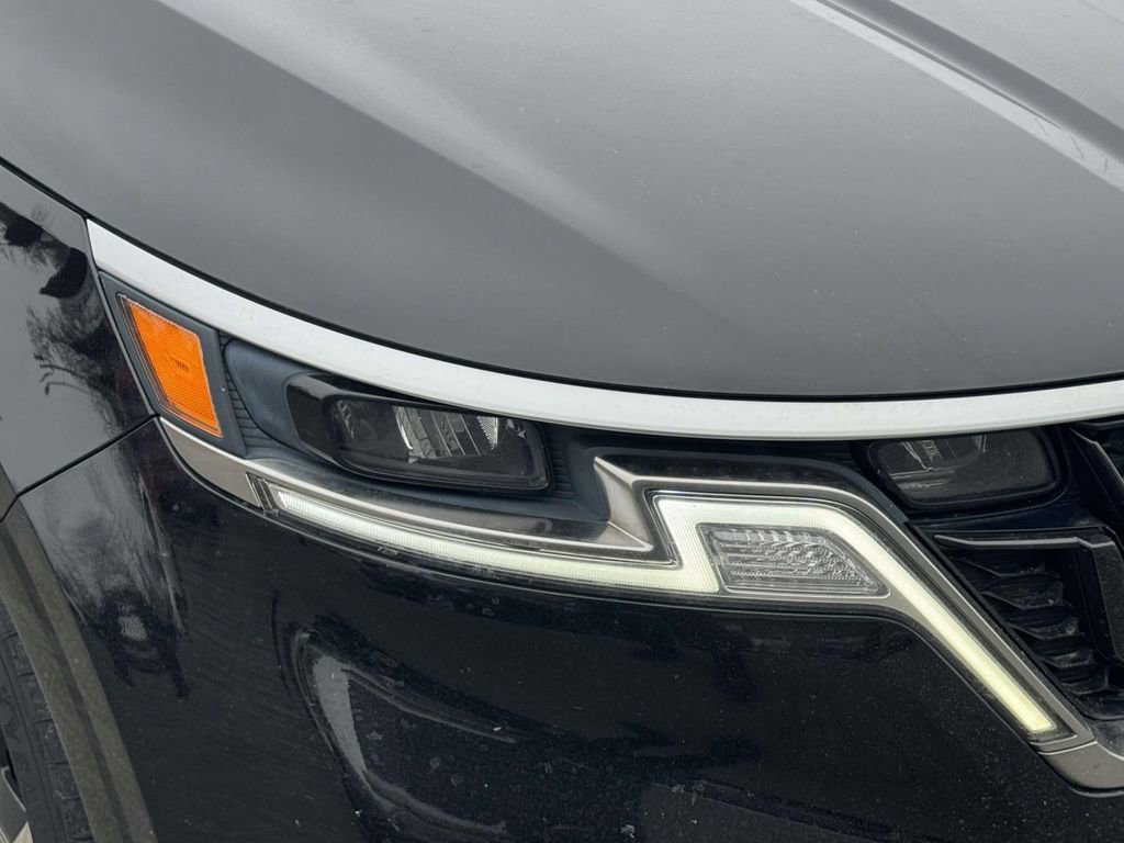 Used 2023 Kia Carnival EX image 9