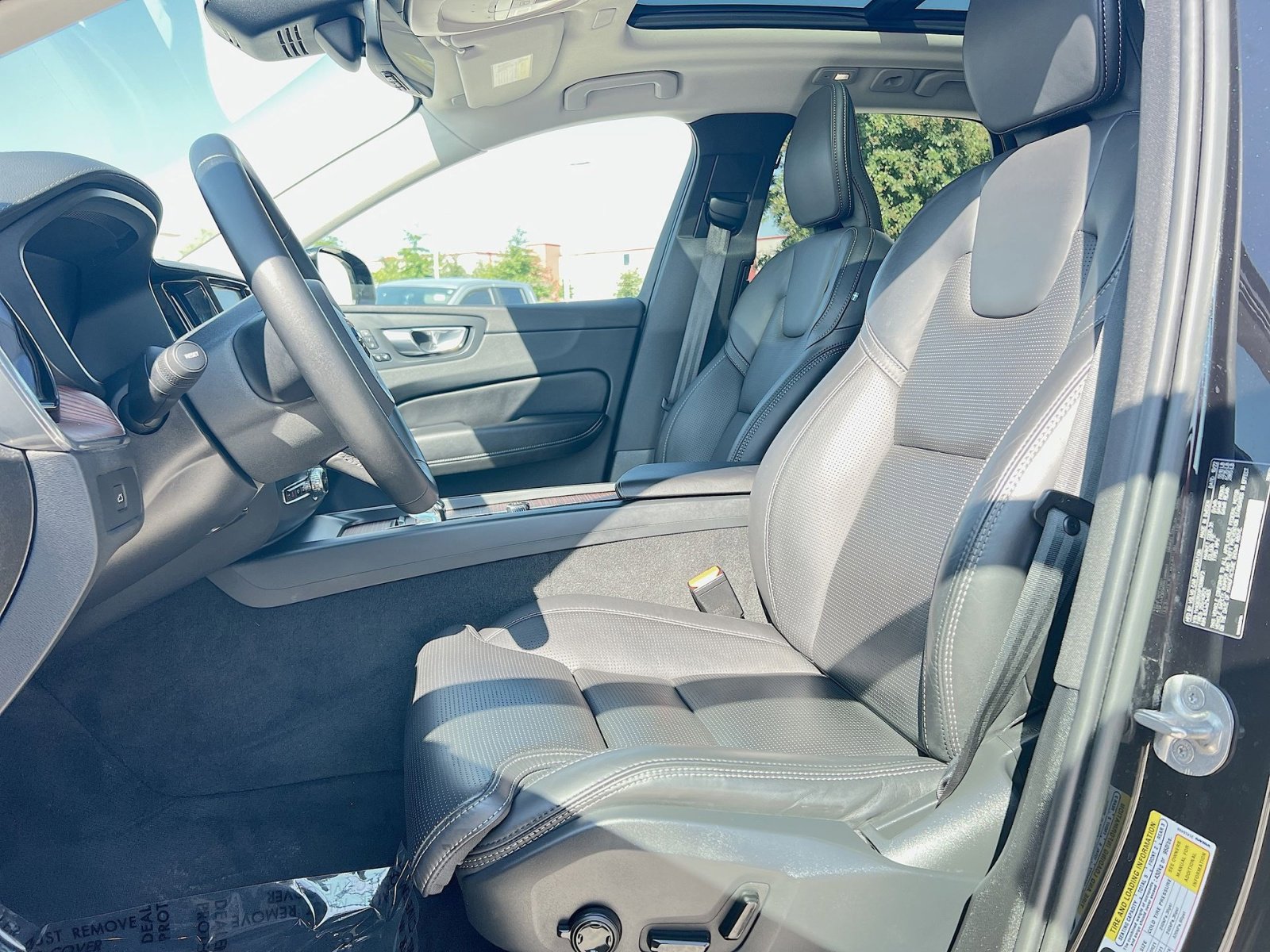 Certified 2023 Volvo XC60 B6 Ultimate w/ Climate Package image 13