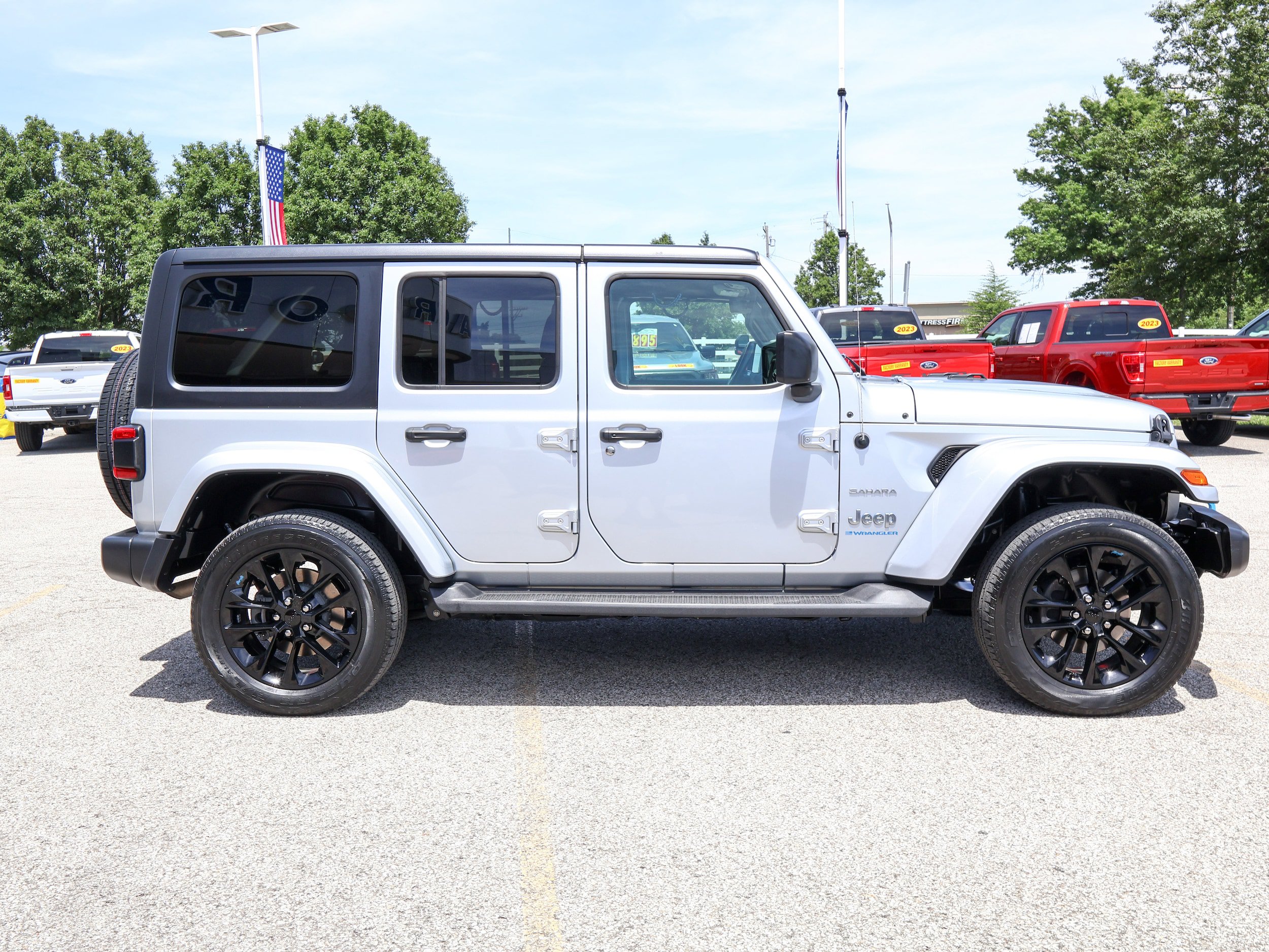 Used 2023 Jeep Wrangler Unlimited Sahara w/ Cold Weather Group AWD/4WD image 6