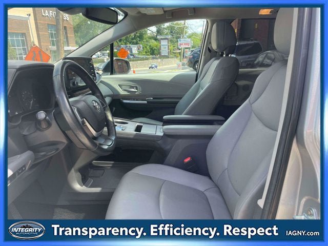 Used 2024 Toyota Sienna XLE FWD image 16