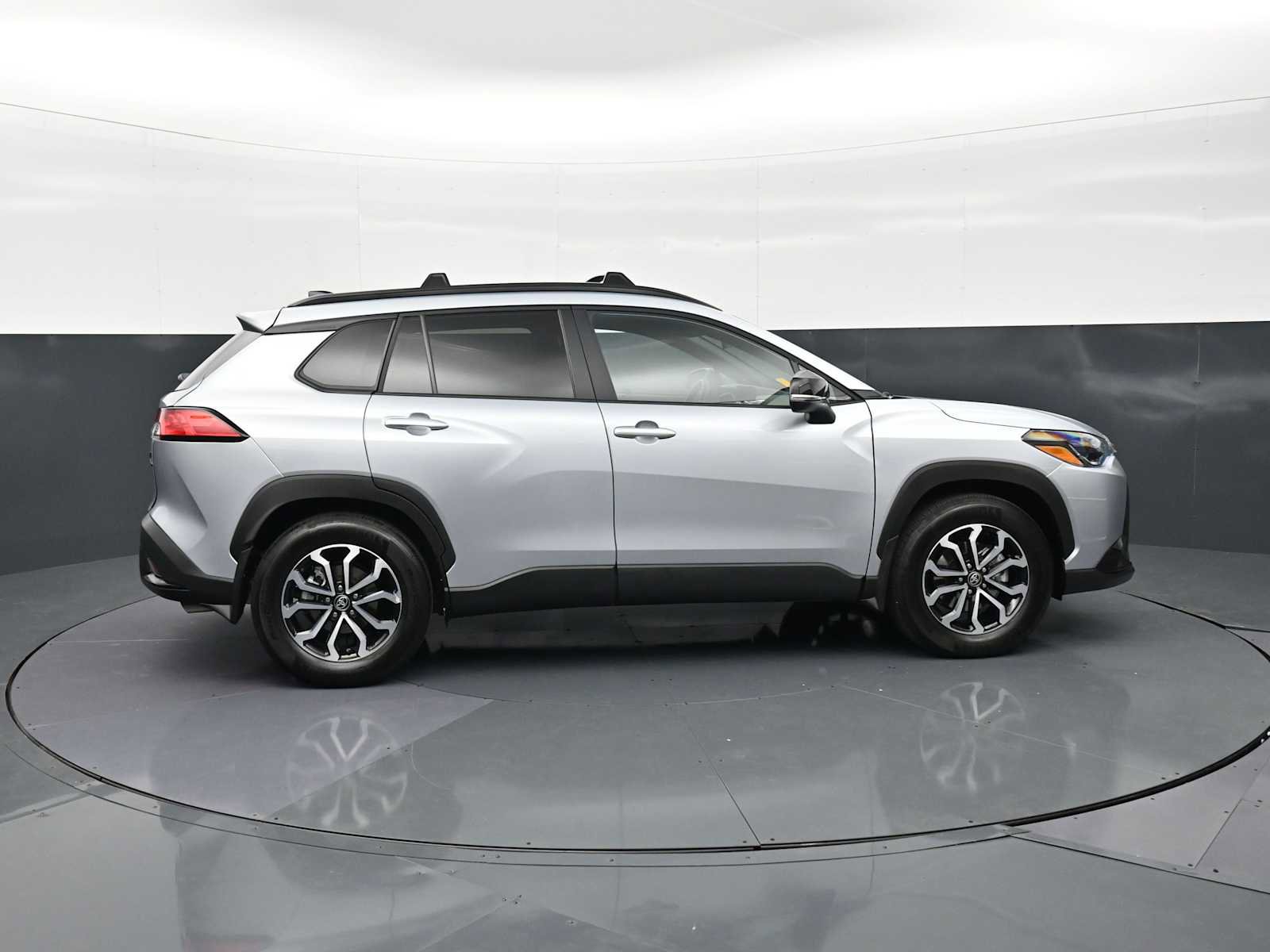 Used 2025 Toyota Corolla Cross AWD Hybrid w/ Moonroof Package image 4