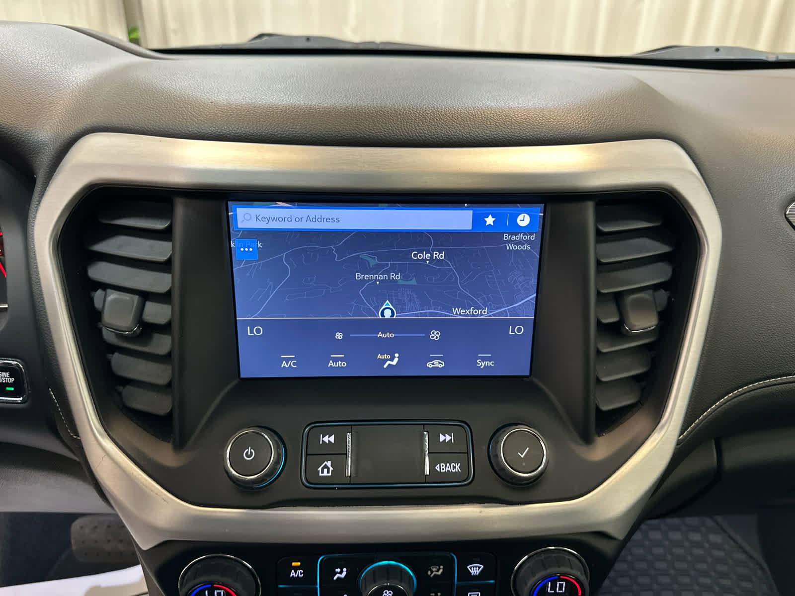 Used 2023 GMC Acadia SLT w/ Technology Package image 28