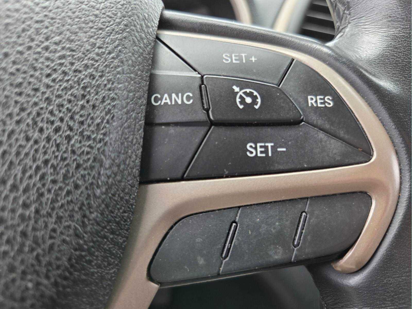 Used 2015 Jeep Cherokee Latitude w/ Comfort/Convenience Group FWD image 27