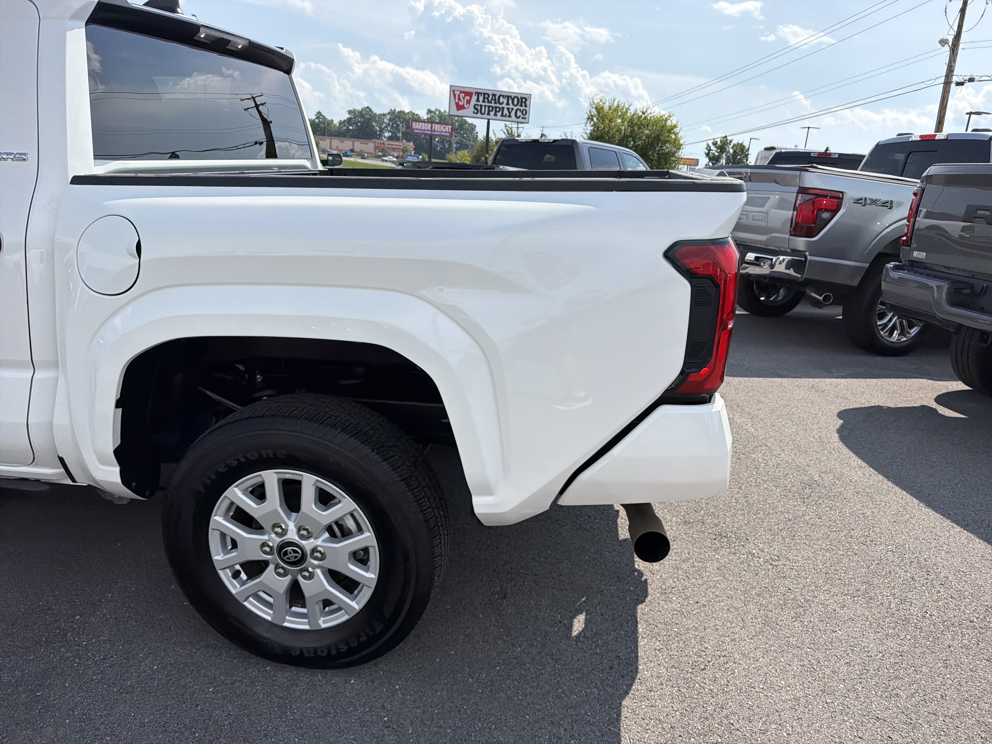 Used 2025 Toyota Tacoma SR5 AWD/4WD image 11