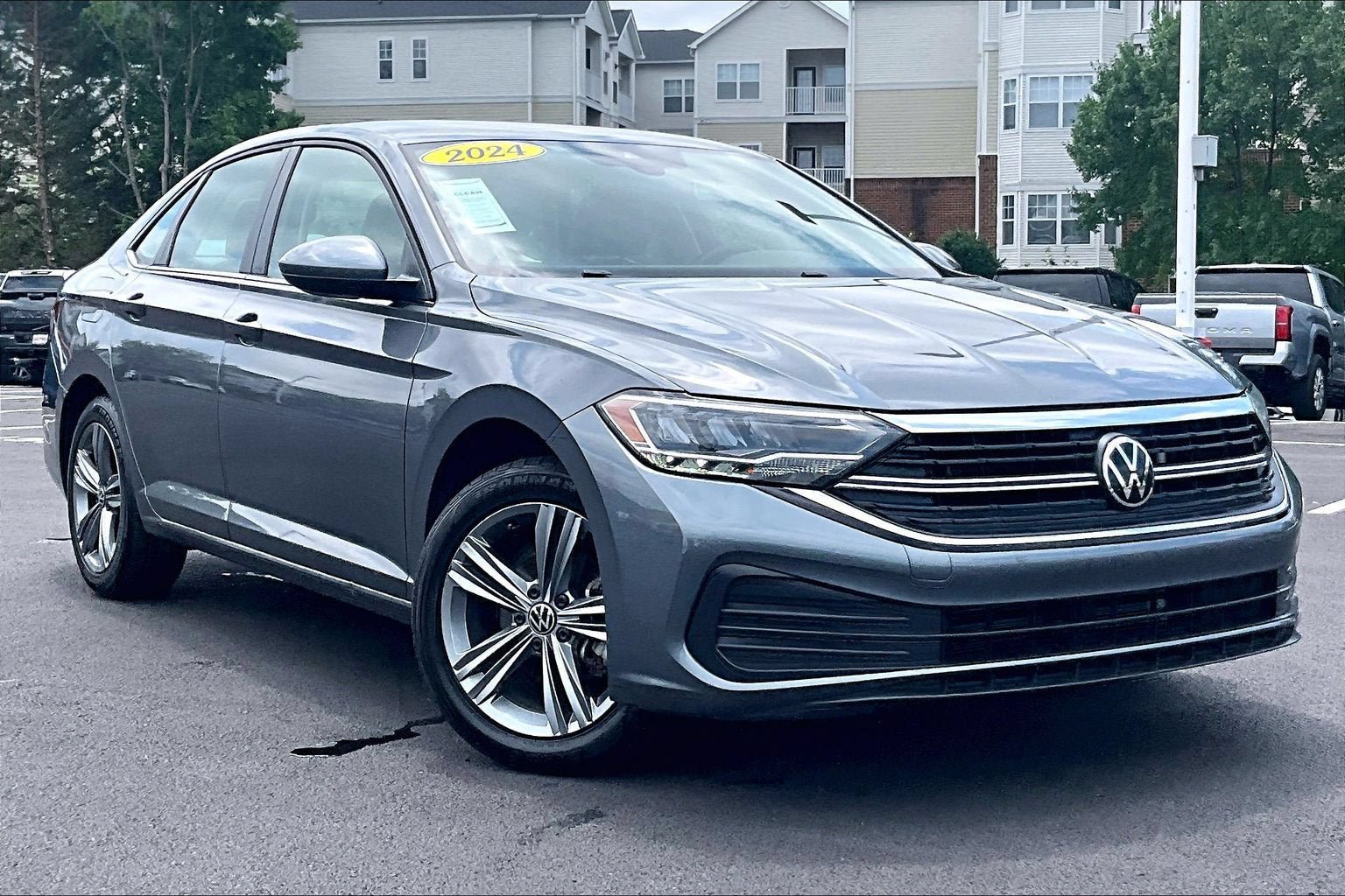 Used 2024 Volkswagen Jetta SE FWD image 2
