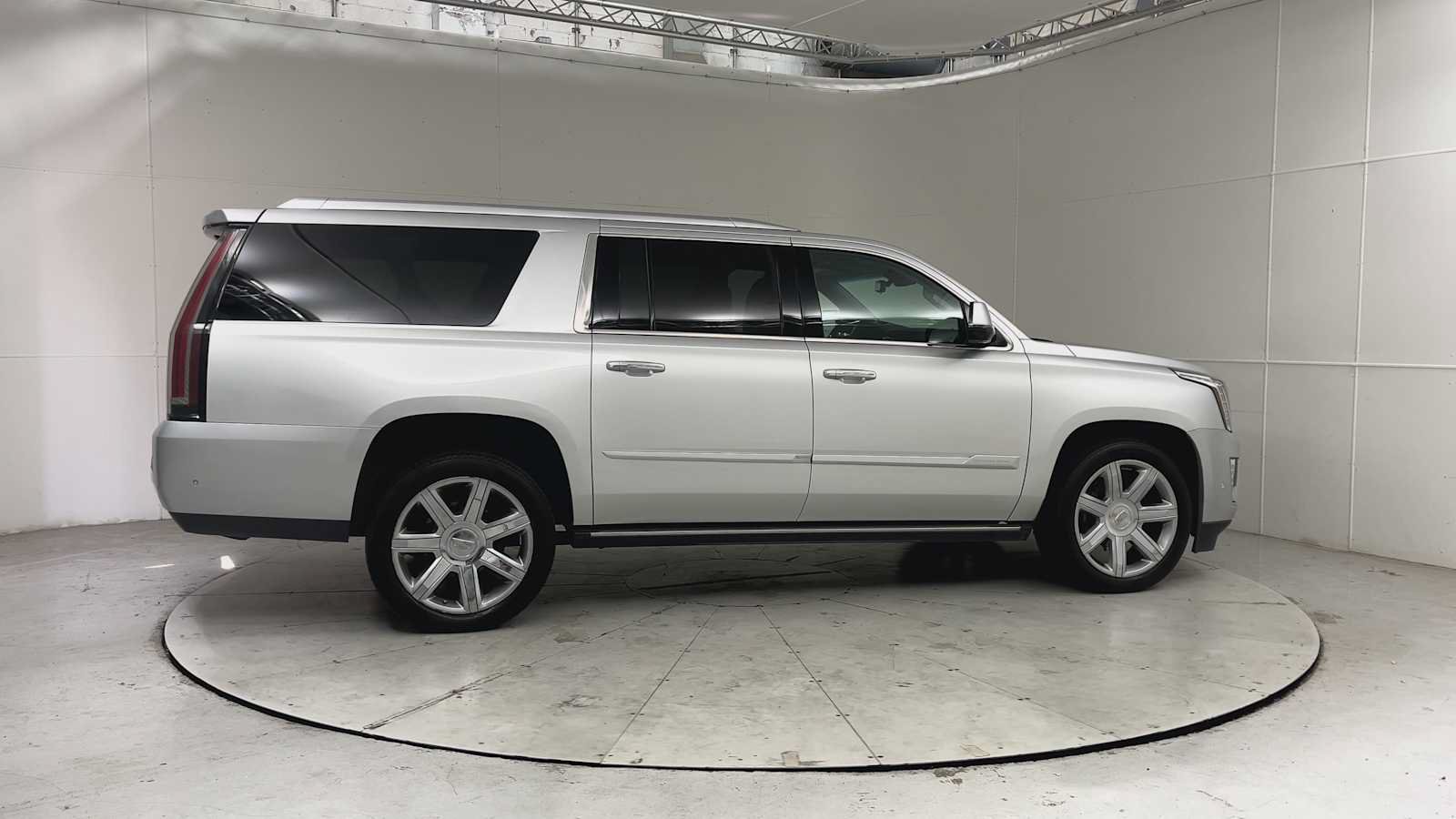Used 2019 Cadillac Escalade ESV Premium Luxury AWD/4WD image 9