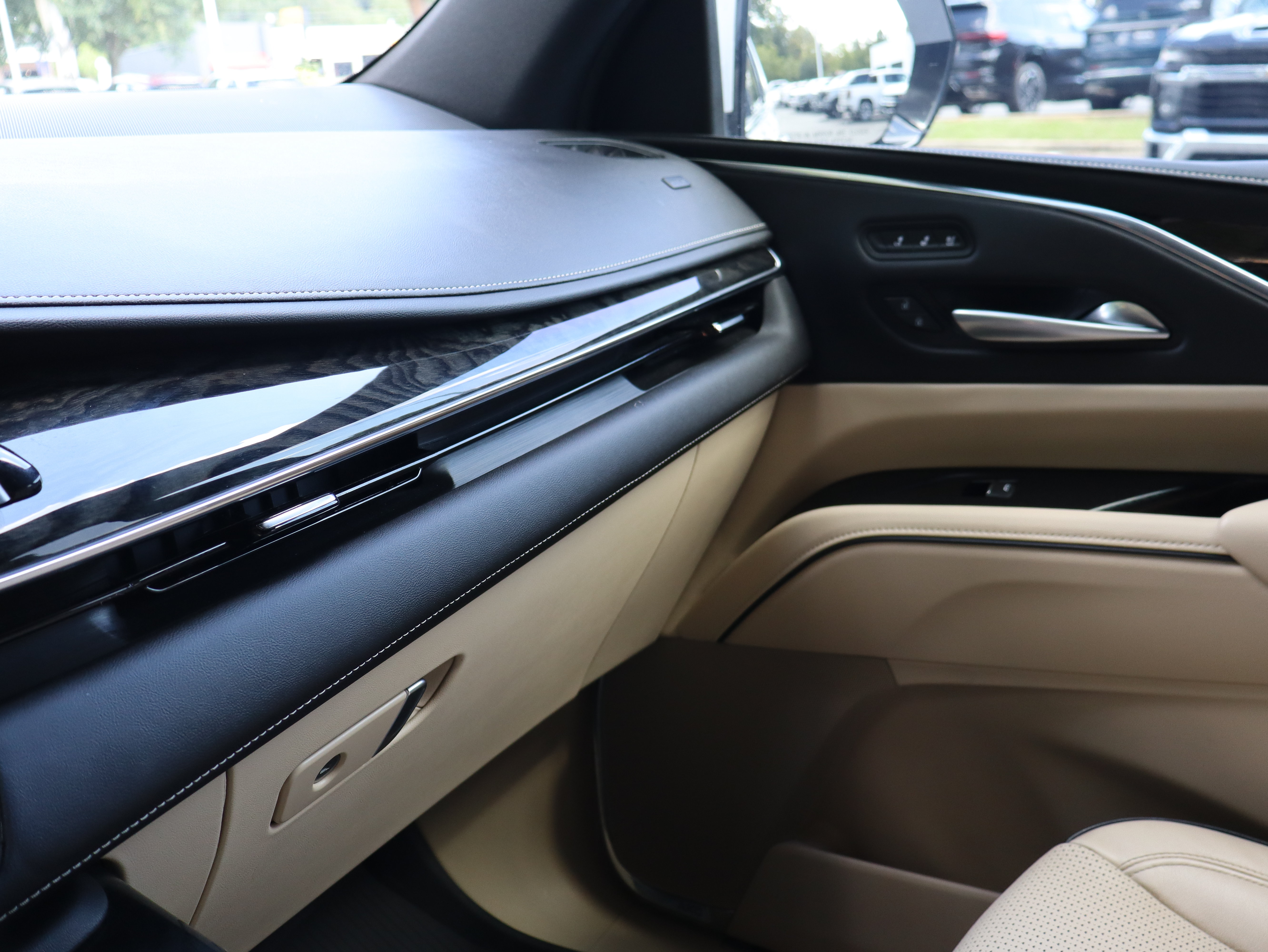 Used 2023 Cadillac Escalade ESV Premium Luxury w/ Performance Package AWD/4WD image 43