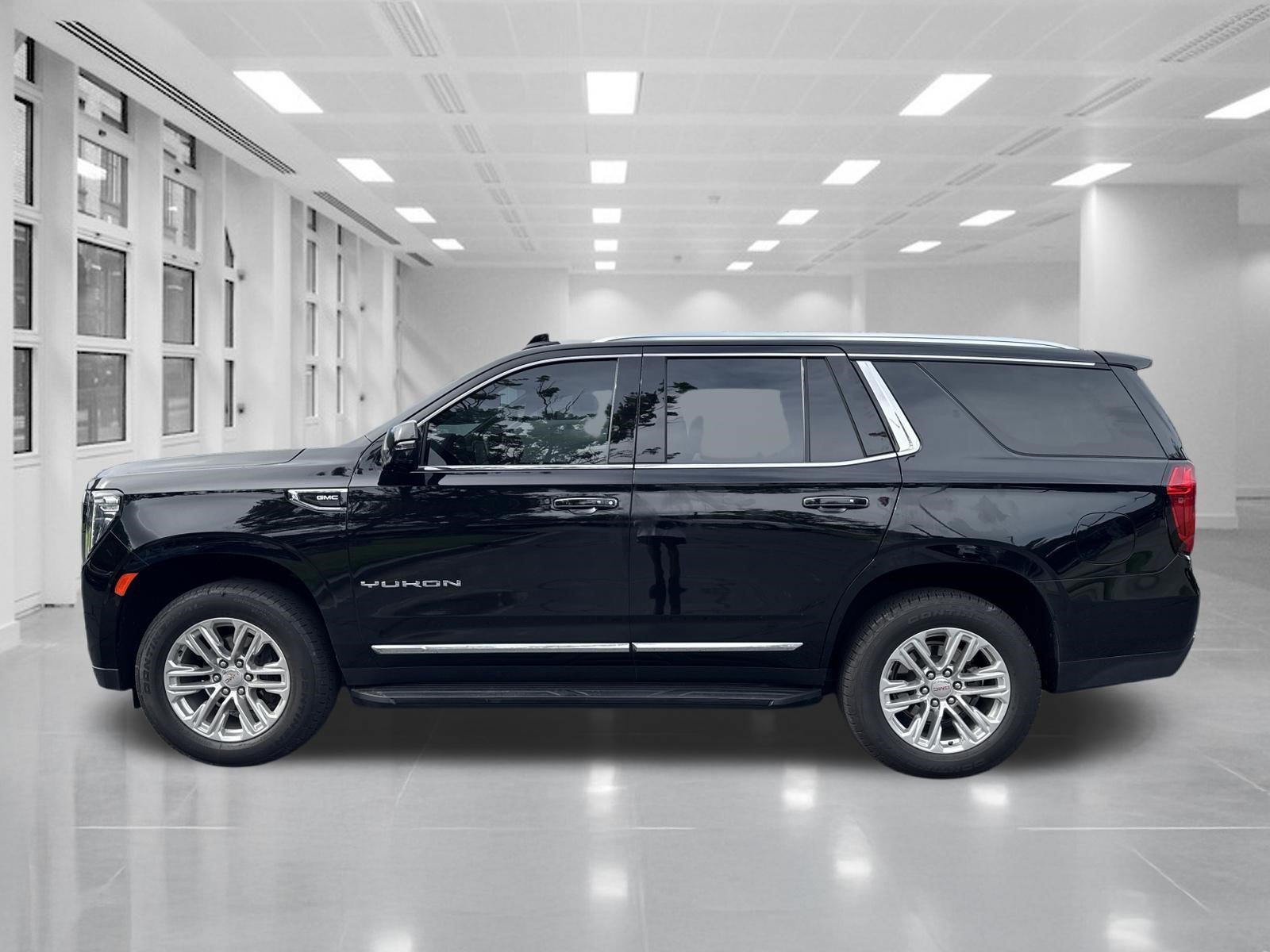 Certified 2024 GMC Yukon SLT w/ SLT Premium Package AWD/4WD image 8
