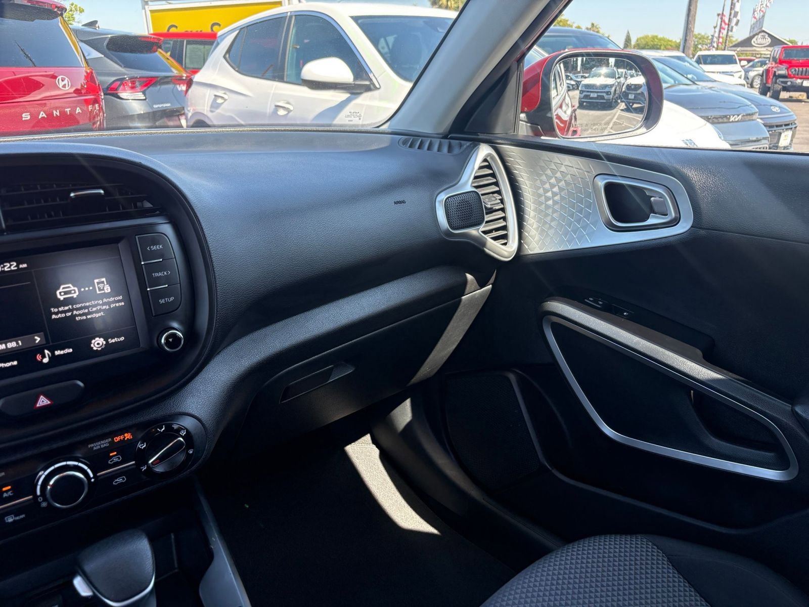 Used 2025 Kia Soul LX w/ LX Technology Package FWD image 33