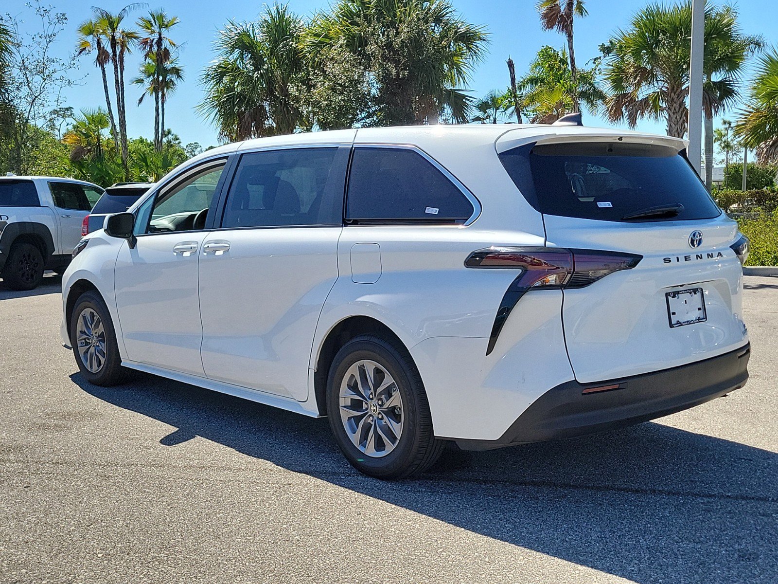 Used 2024 Toyota Sienna LE image 4