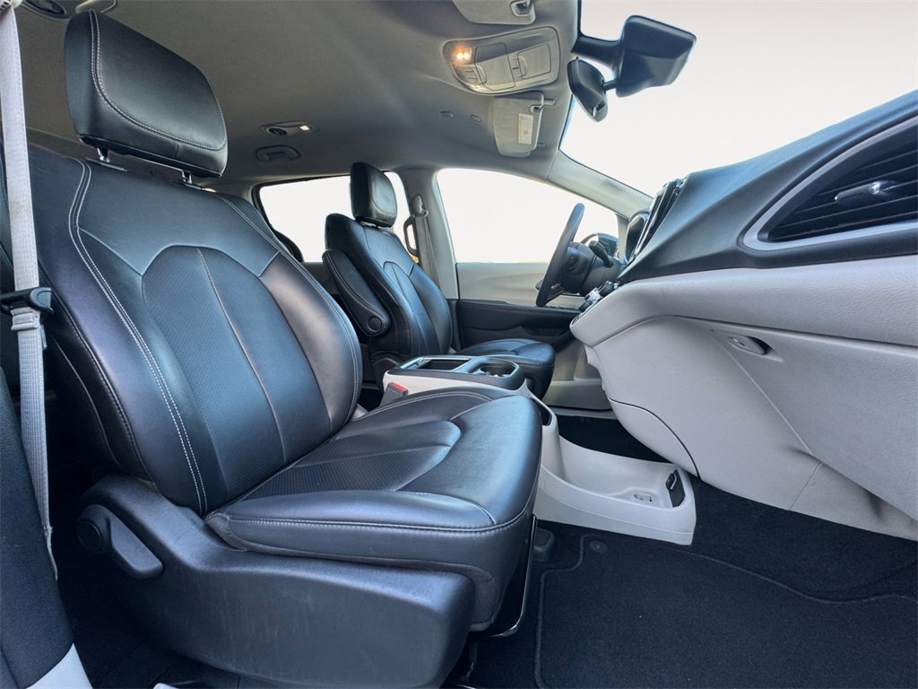 Used 2024 Chrysler Pacifica Touring-L image 15