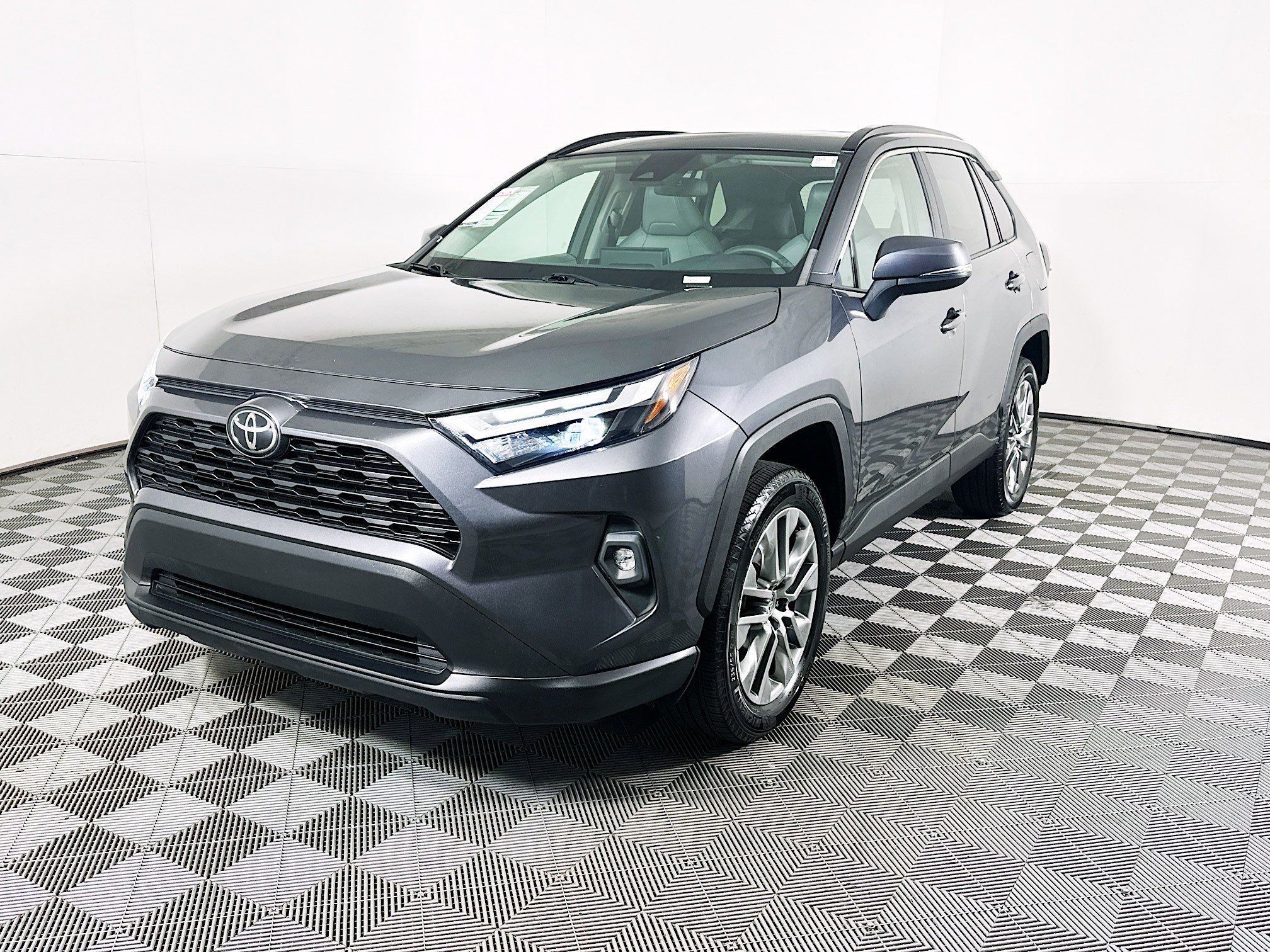 Used 2023 Toyota RAV4 XLE Premium image 7