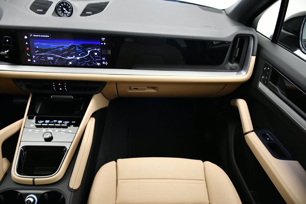 Certified 2025 Porsche Cayenne E-Hybrid Coupe AWD/4WD image 25
