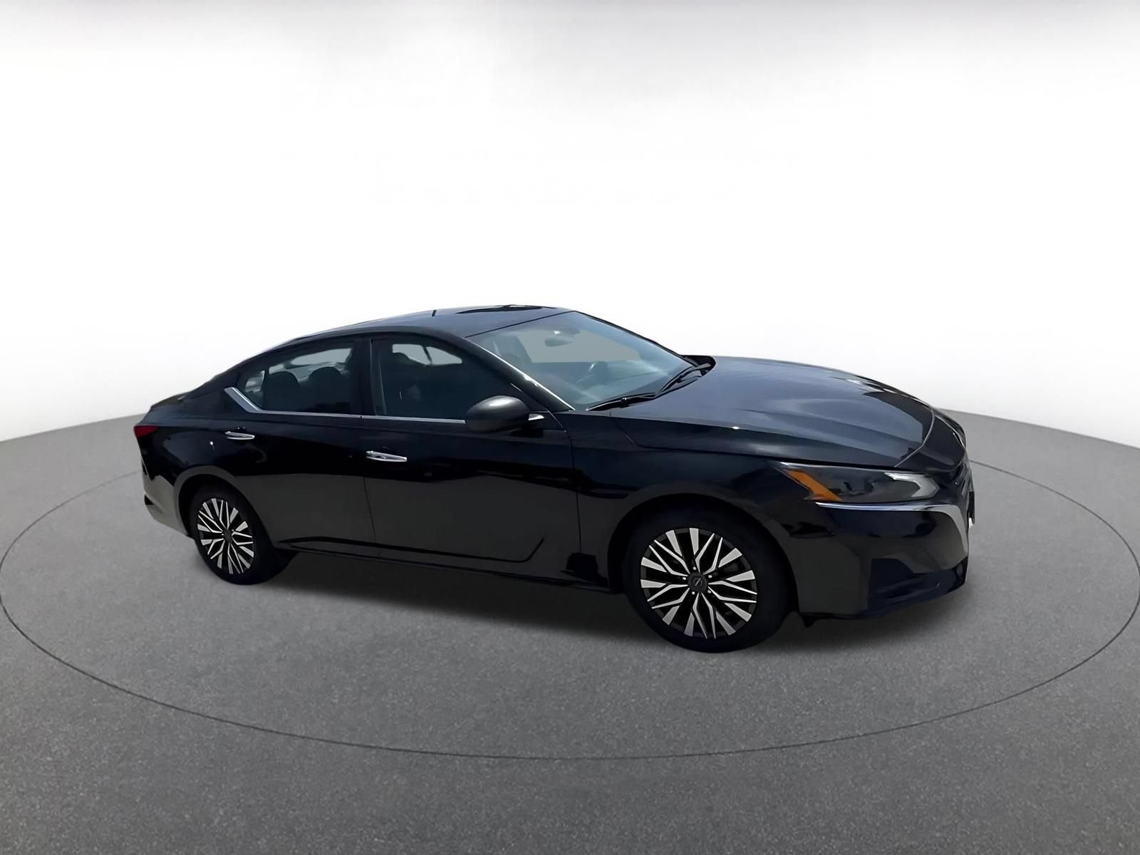 Used 2025 Nissan Altima 2.5 SV FWD image 2