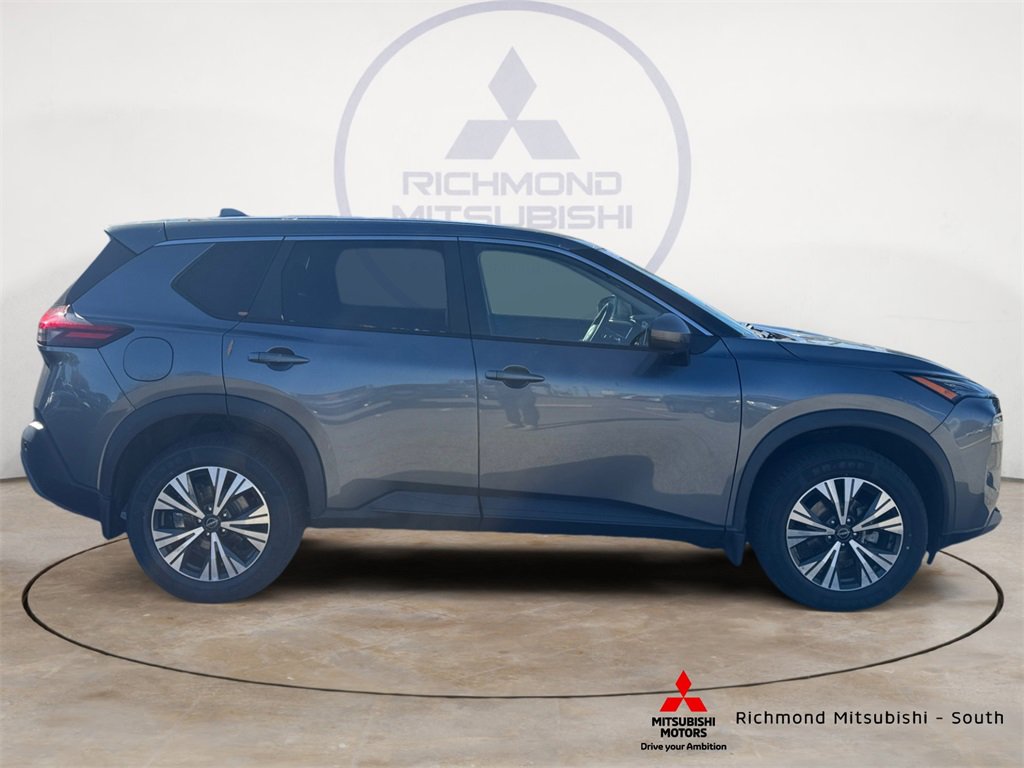 Used 2022 Nissan Rogue SV image 2