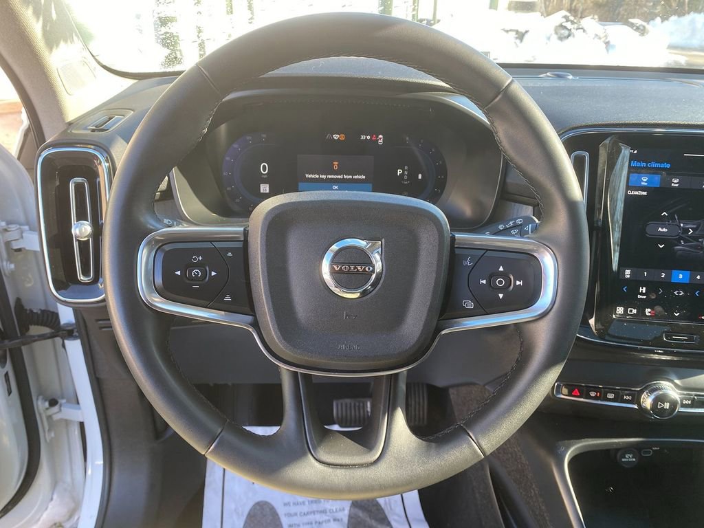 Used 2023 Volvo XC40 B5 Plus image 15