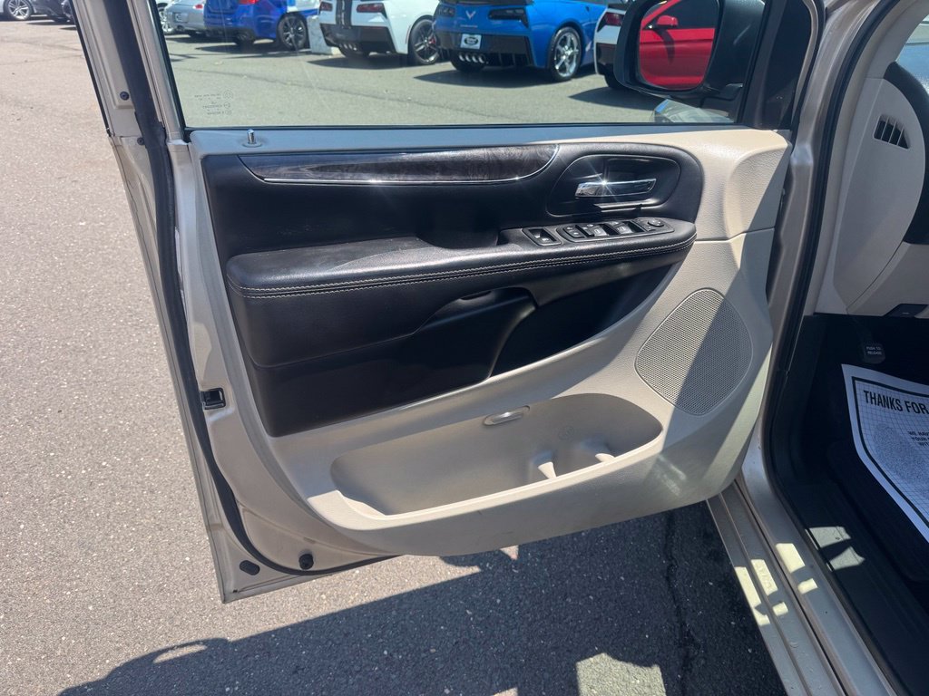 Used 2014 Chrysler Town & Country Touring FWD image 32
