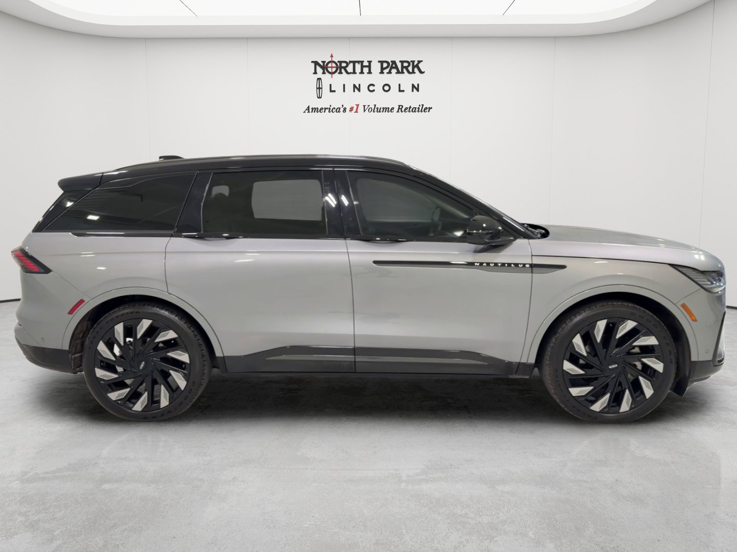 Used 2024 Lincoln Nautilus Black Label w/ Jet Appearance Package (87T) AWD/4WD image 6