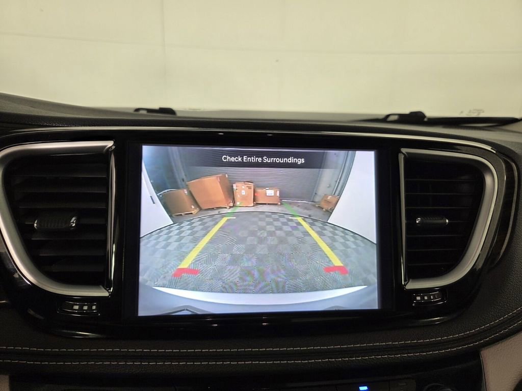 Certified 2024 Chrysler Pacifica Limited image 17