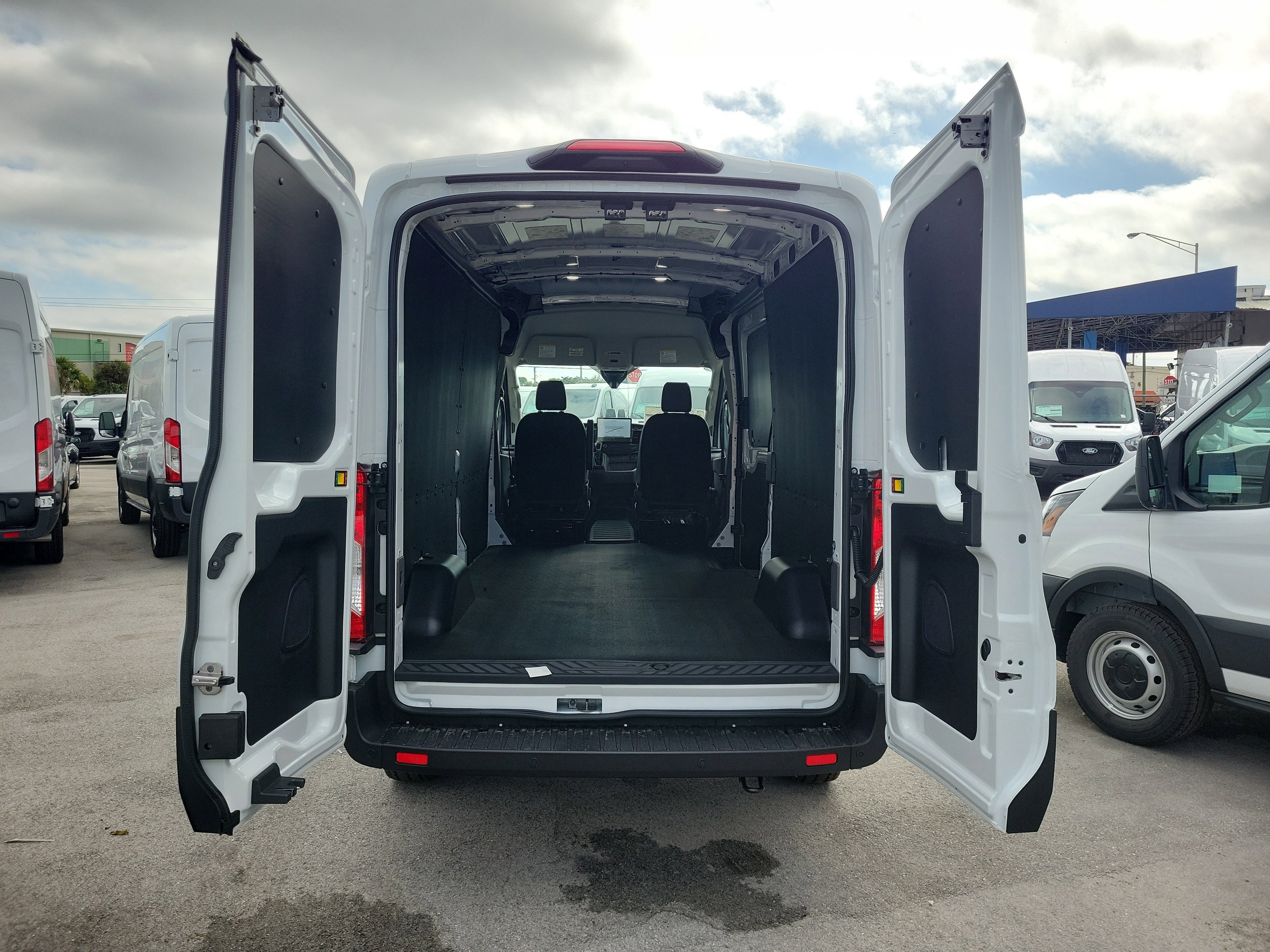 New 2026 Ford Transit 250 148 Medium Roof w/ Load Area Protection Package image 7