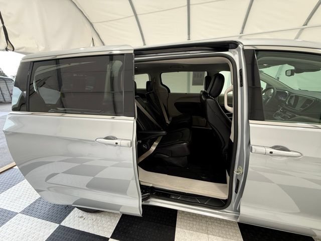 Used 2024 Chrysler Pacifica Touring-L AWD/4WD image 25