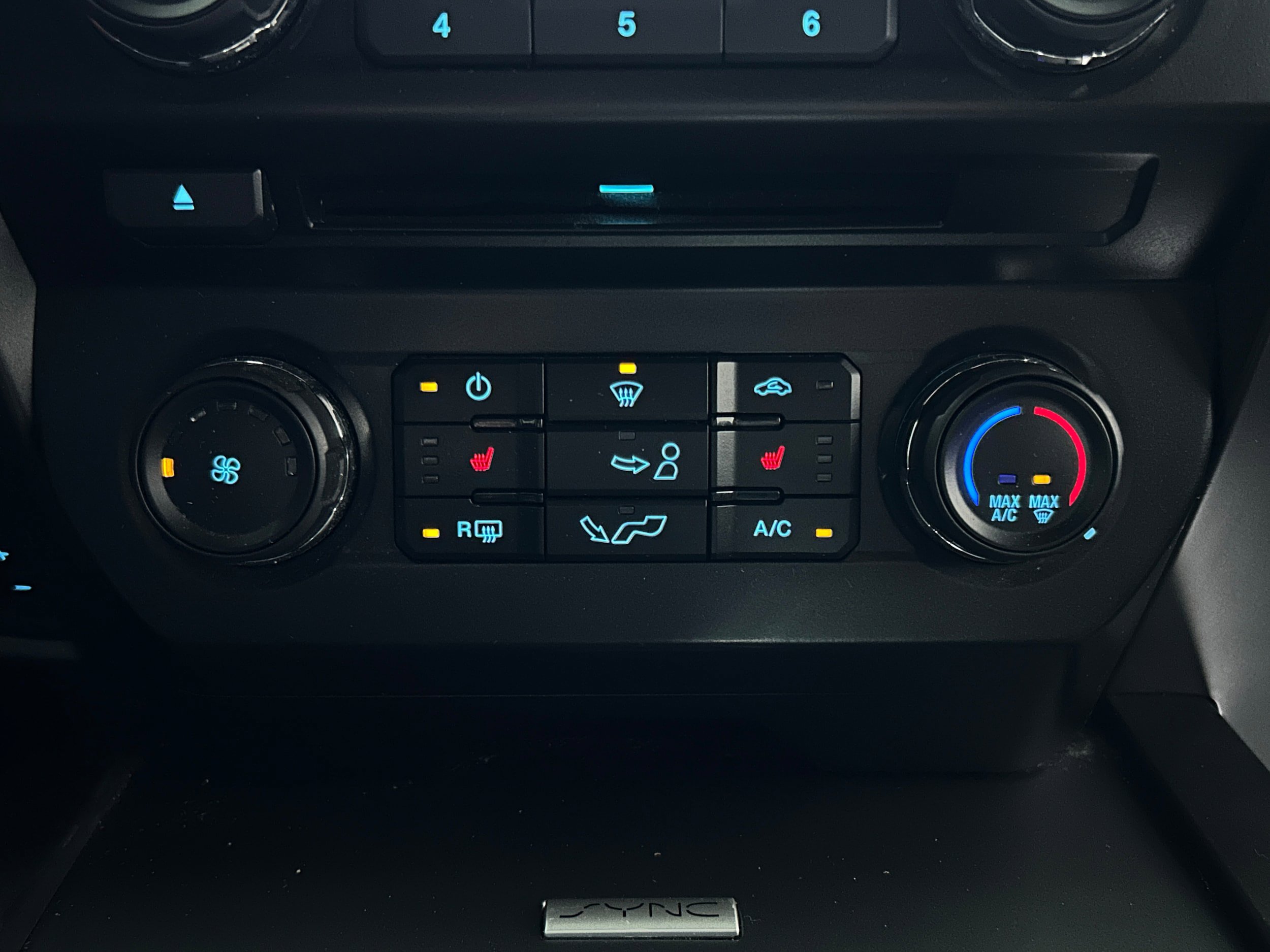 Used 2018 Ford F150 XLT w/ Equipment Group 302A Luxury AWD/4WD image 9