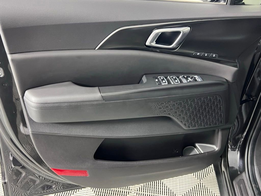 Used 2025 Kia Carnival SX w/ SX Dark Edition Package image 25