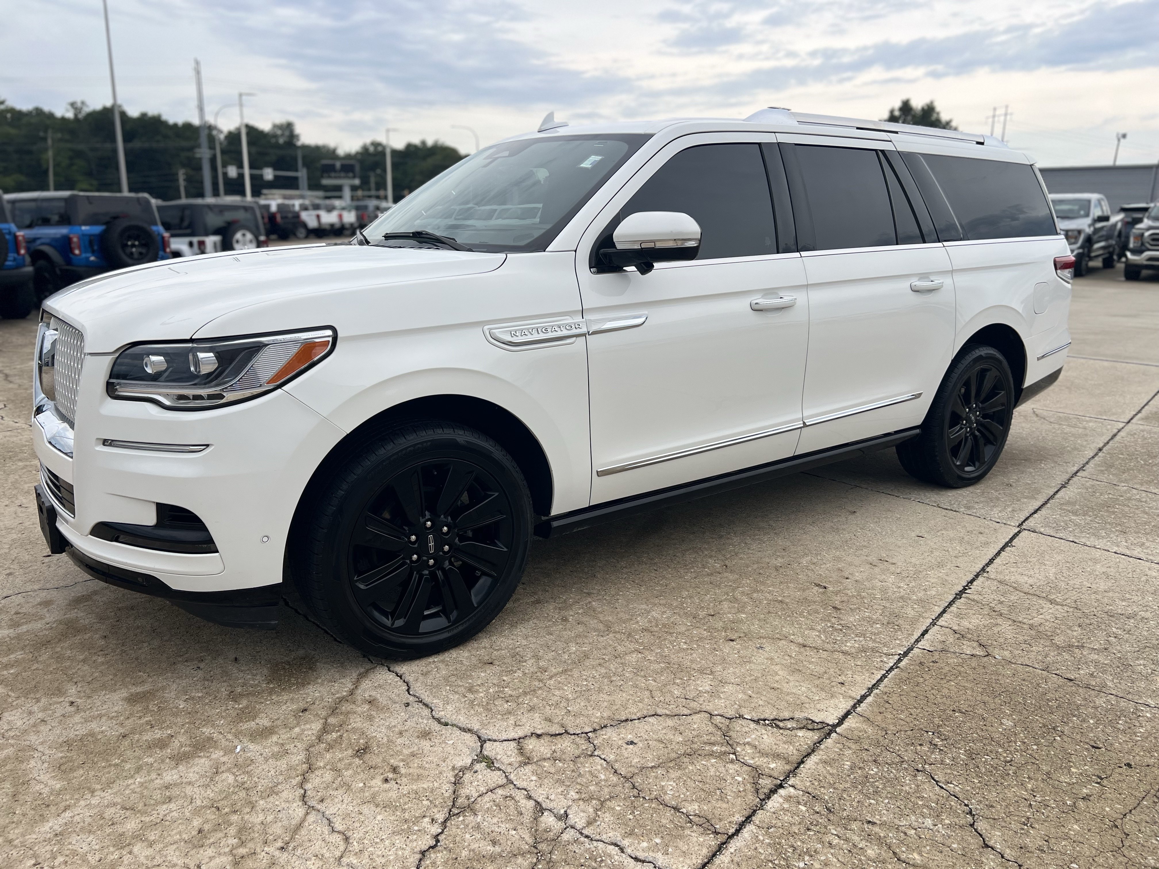 Used 2023 Lincoln Navigator L Reserve AWD/4WD image 12