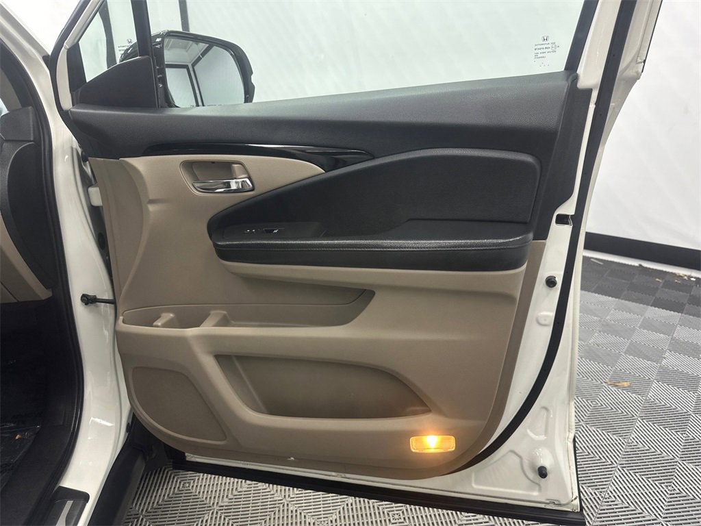 Used 2018 Honda Pilot Touring image 16