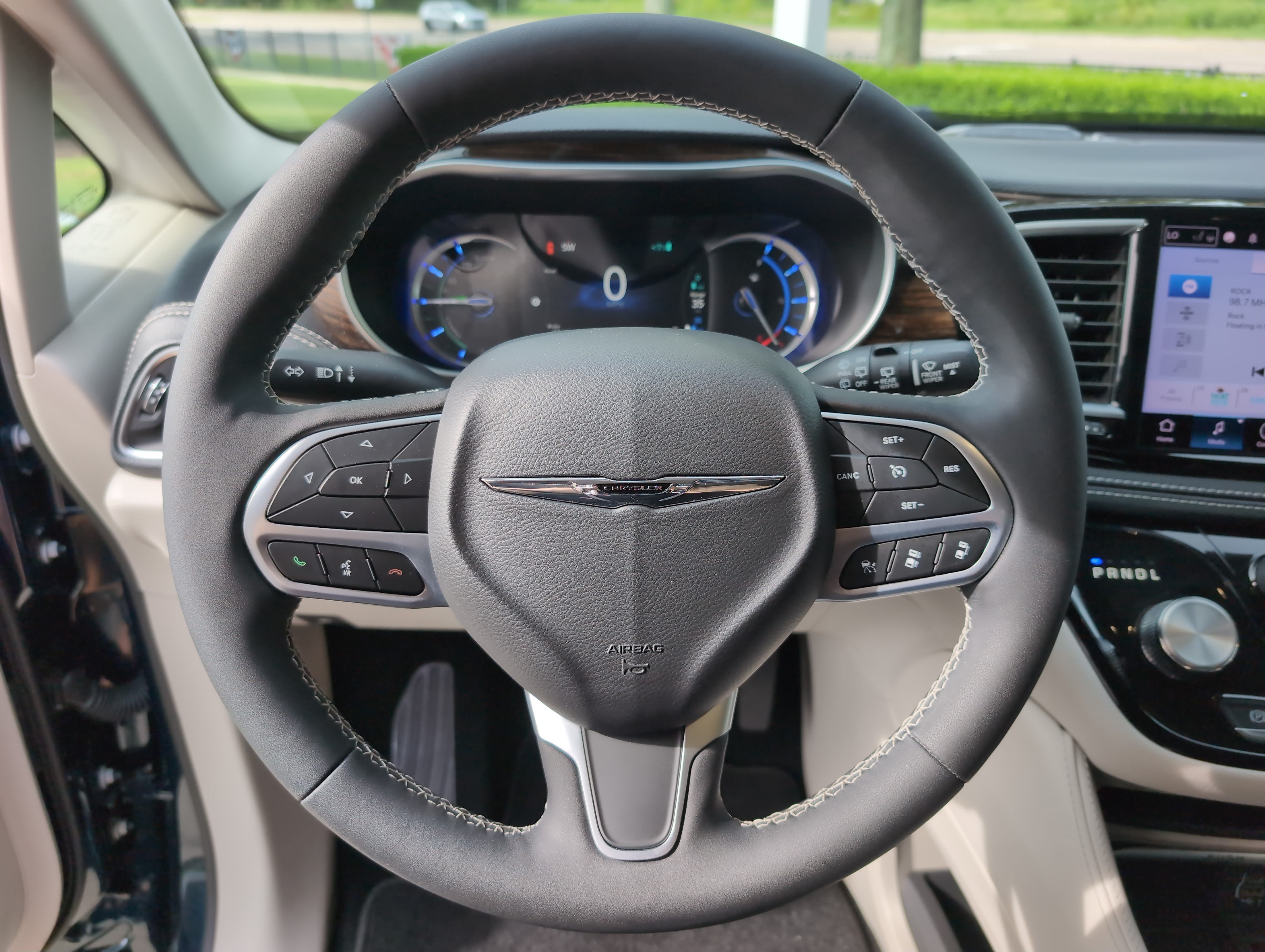 Used 2023 Chrysler Pacifica Limited FWD image 18