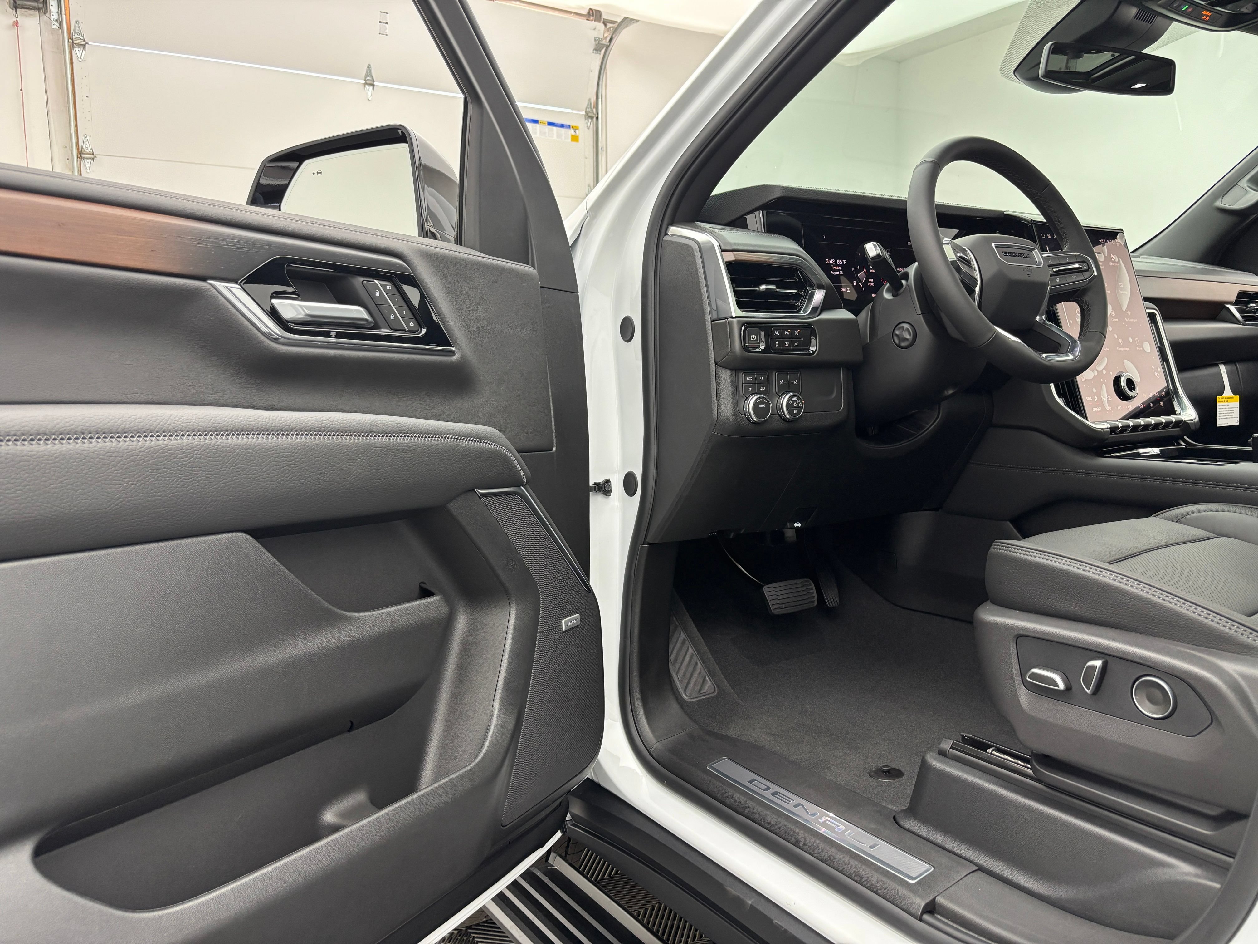 New 2026 GMC Yukon XL Denali w/ Sun & Power Step Package AWD/4WD image 18