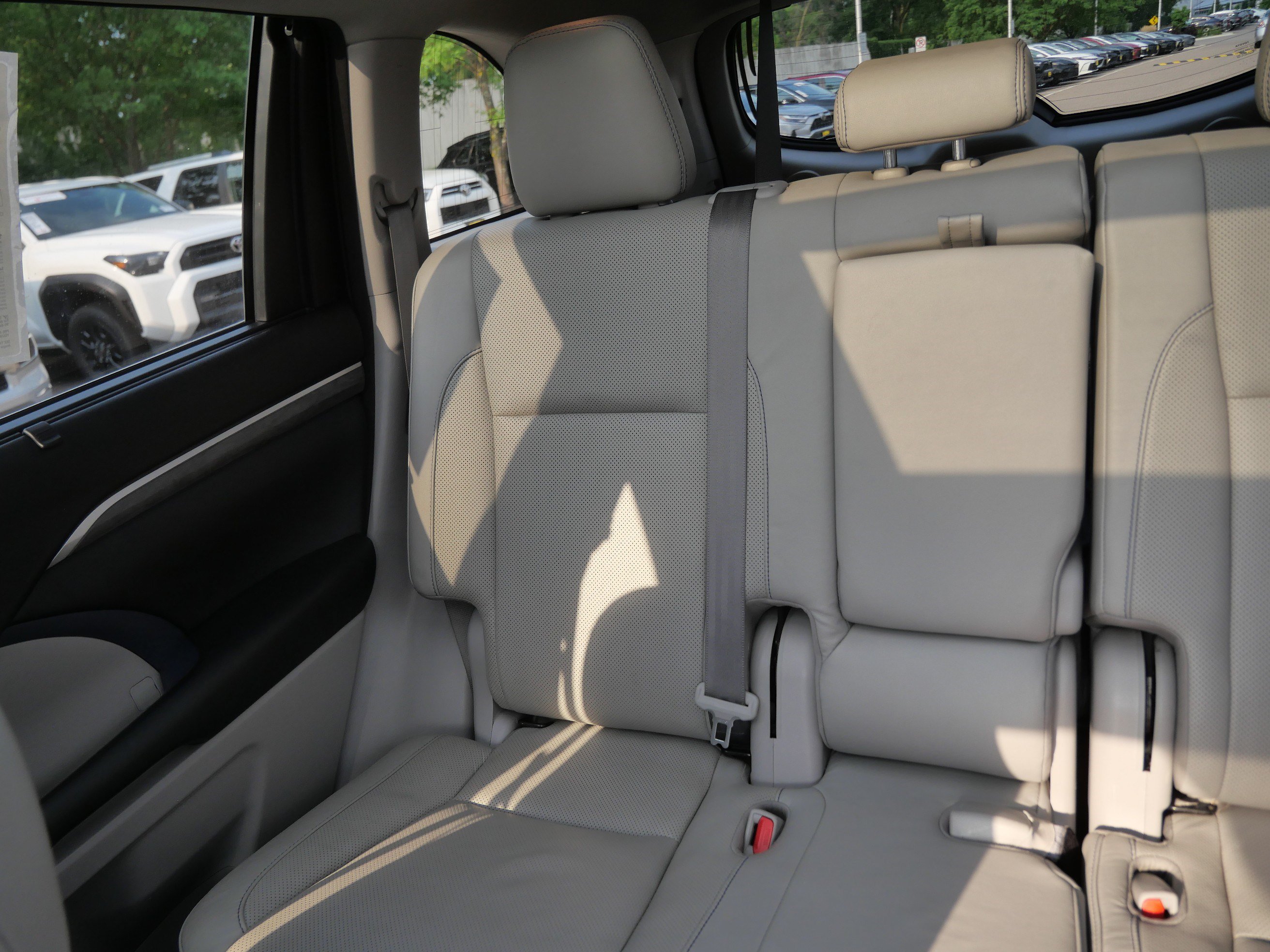 Certified 2017 Toyota Highlander Limited Platinum w/ Carpet Mat Package AWD/4WD image 12