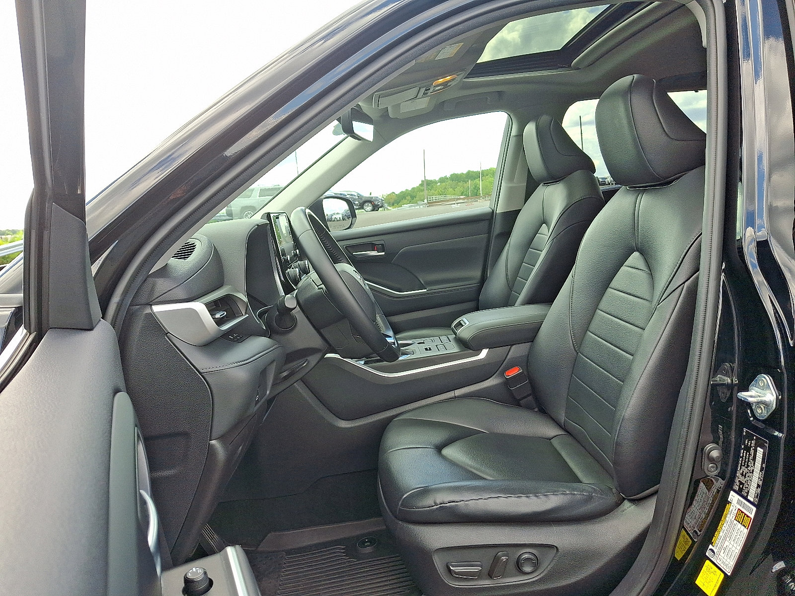 Used 2020 Toyota Highlander XLE image 14