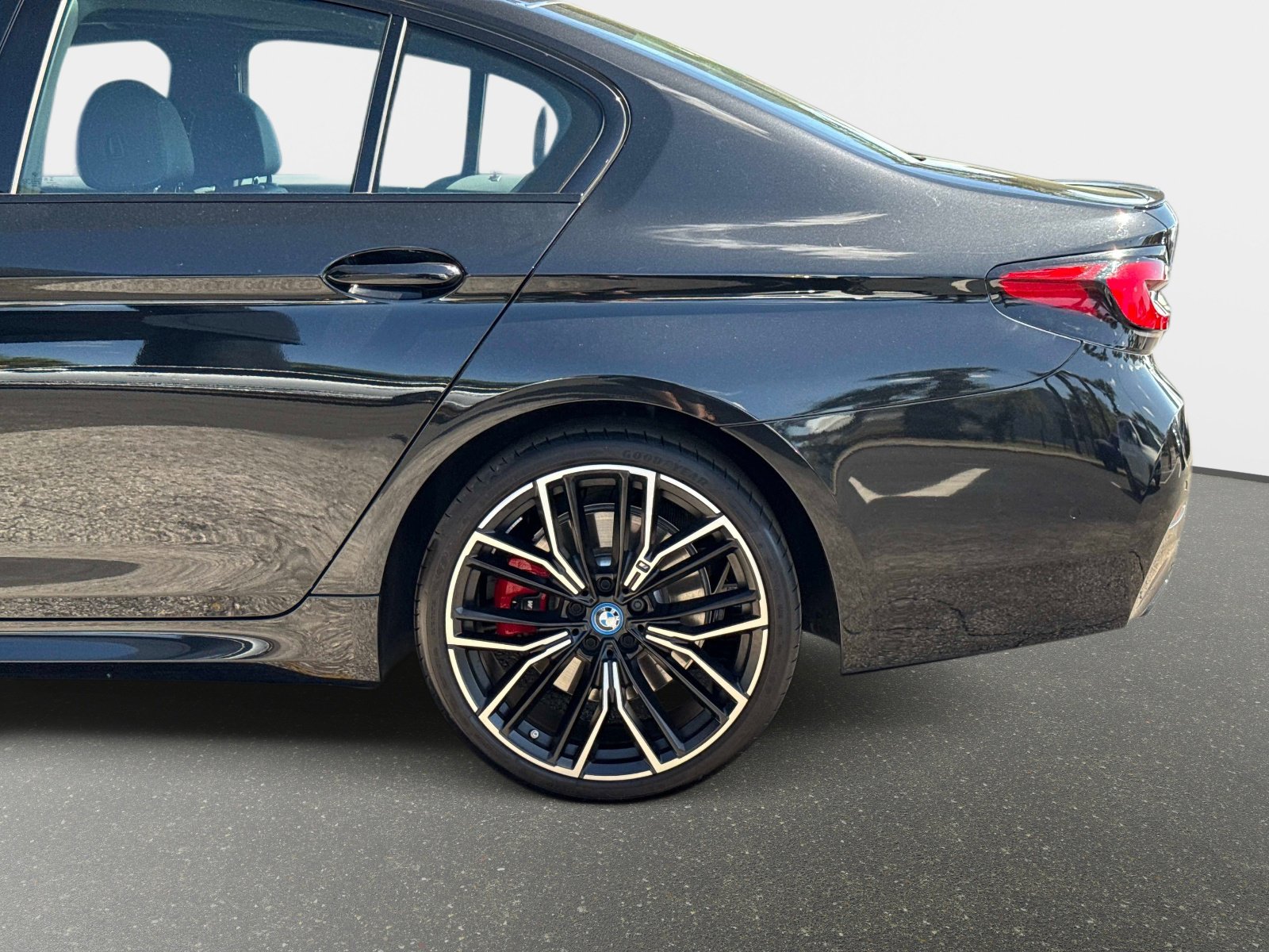 Used 2023 BMW 530e w/ M Sport Package image 15